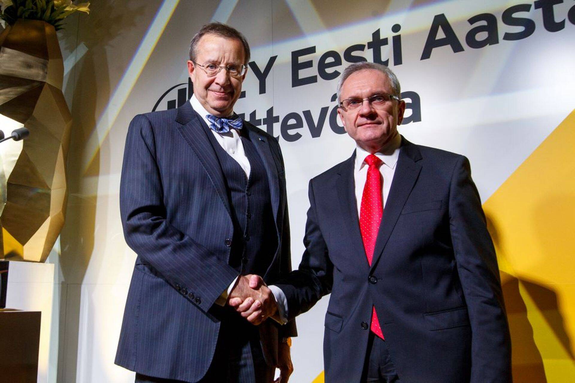 Aasta ettevõtjale Jüri Raidlale andis eile auhinna üle president Toomas Henrik Ilves.