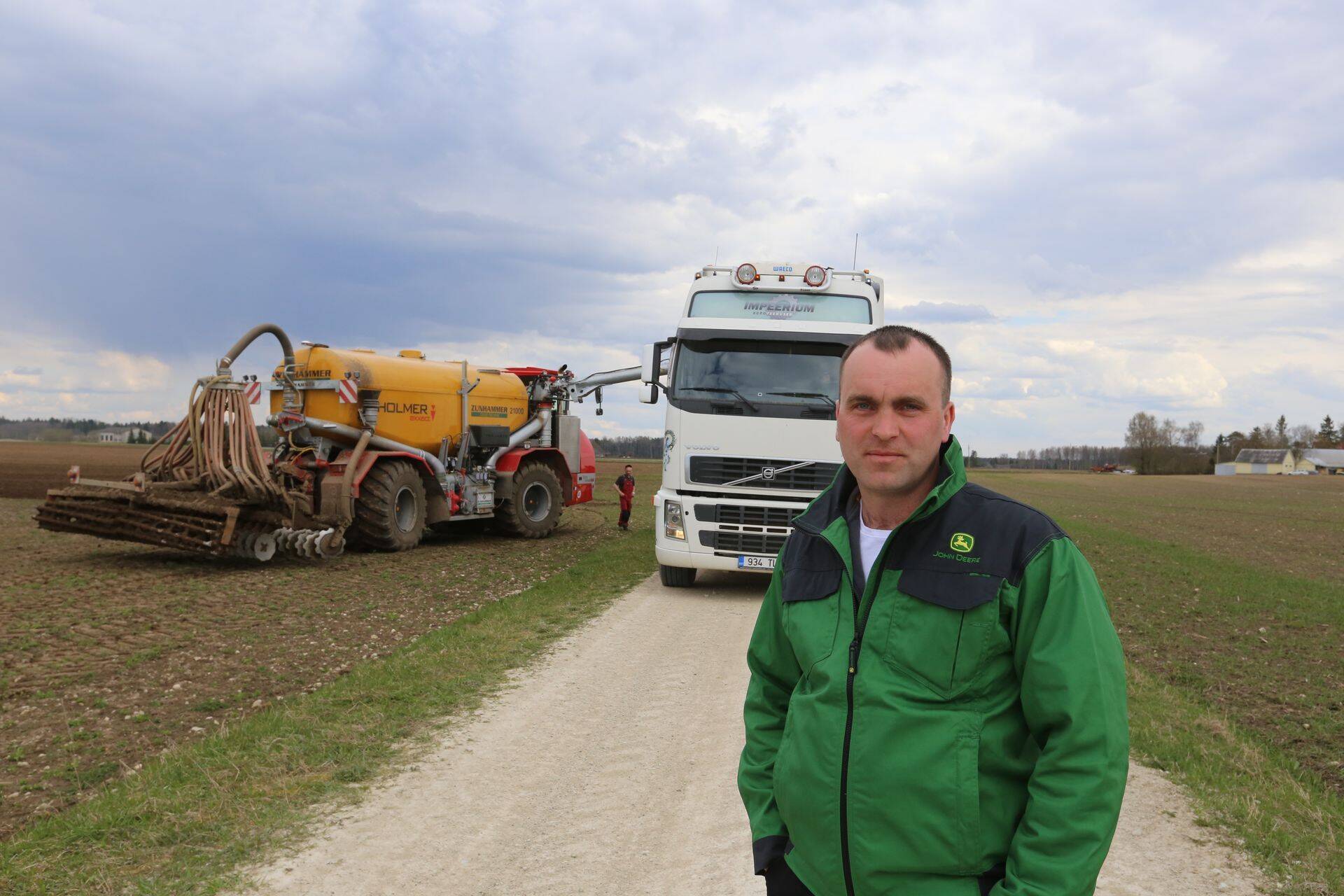 Järvamaa firma, agroteenust pakkuva OÜ Impeerium tegevjuht Rainer Palmsaar, taamal firma uhkeim masin – iseliikuv lägalaotur.