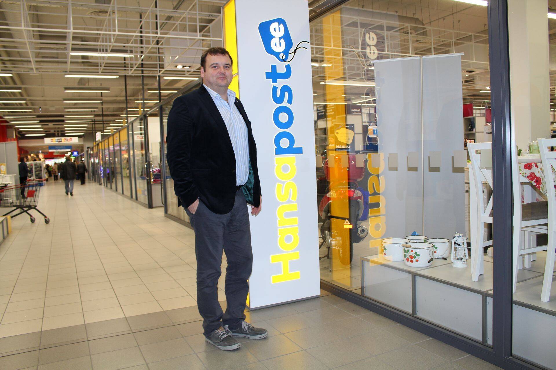 Hansaposti juhatuse liige Urmas Türk ettevõtte esinduskaupluse juures Järve Keskuses