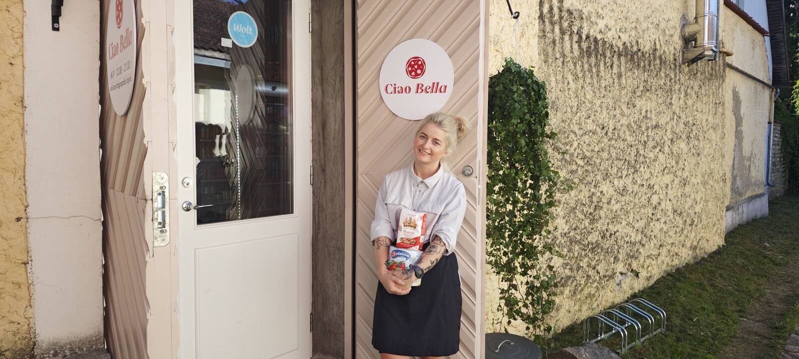 Kristina Ciao Bella ees, süles Napoli pitsa jaoks ainsad võimalikud toorained - San Marzano tomati pasta ja caputo jahu, mõlemad otse Itaaliast.