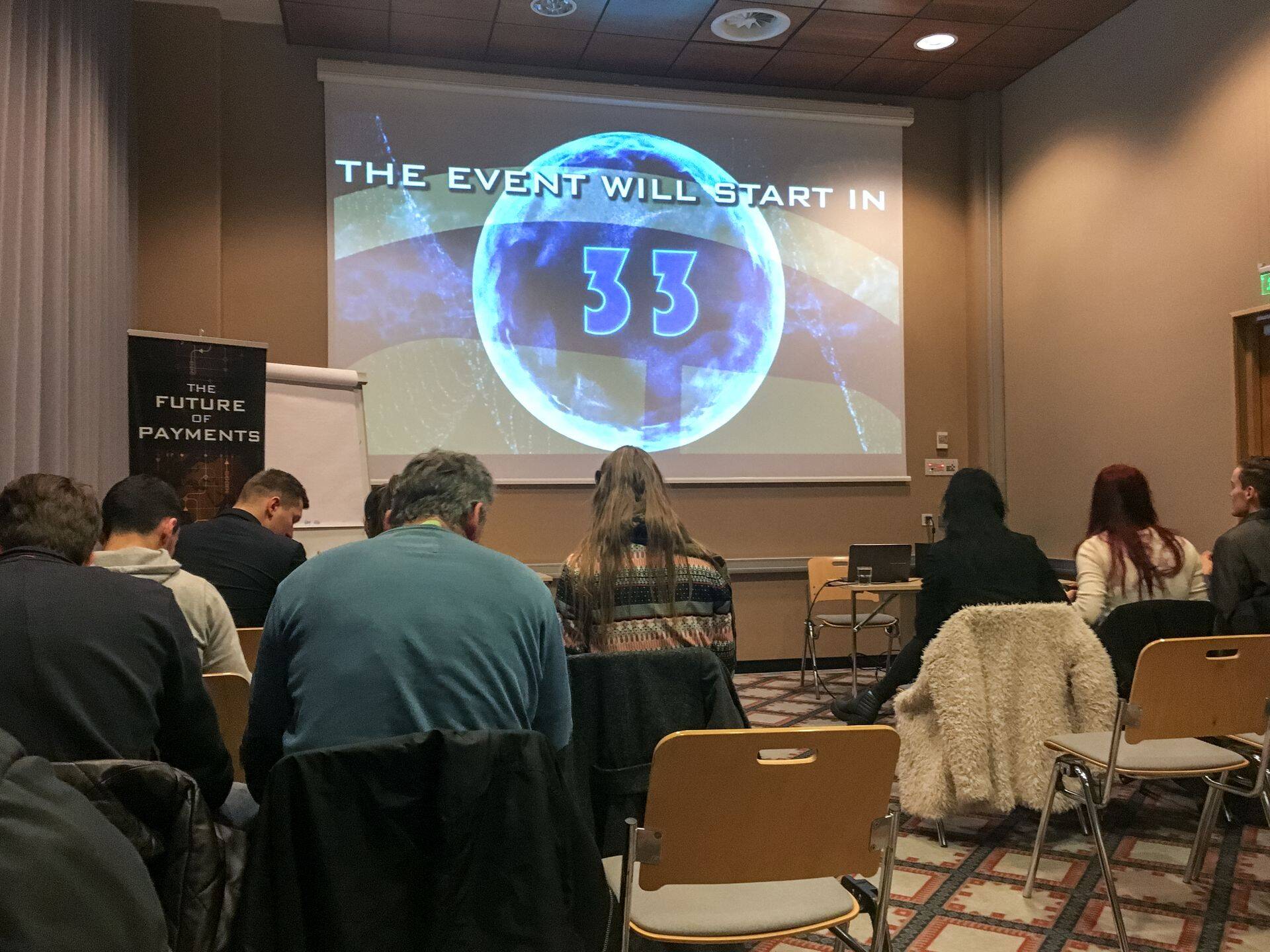 Väidetavalt krüptoraha loonud OneCoini värbamisüritus Tallinnas hotellis Europa. OneCoini juhte on vahistatud ning selle peamist juhti pole õnnestunud veel kinni pidada. Eestis seda aga uurimiseks piisavaks põhjuseks ei peeta.