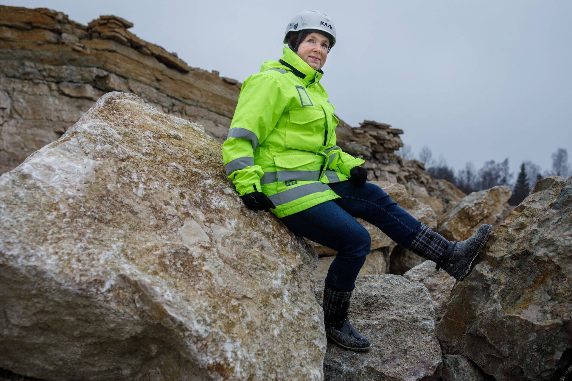 Viive Tuuna, Voglers Eesti OÜ omanik ja juht Karinu karjääris, kus firma teostab lõhkamisi.