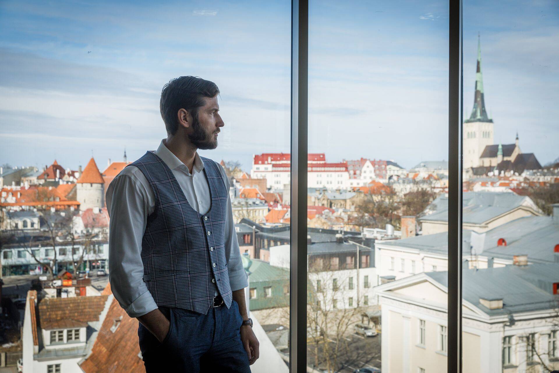 Detailplaneeringute menetlemise kiiremaks muutmise mõte oli juba siis, kui sotsid ja keskerakond paar aastat tagasi uue koalitsiooni tegid, tõdes kinnisvaraarendaja Metro Capitali juht Ain Kivisaar. “Tahaks loota, et nüüd siis pannakse sellele uus käik sisse, et see tõesti nii läheb,” lausus Kivisaar.