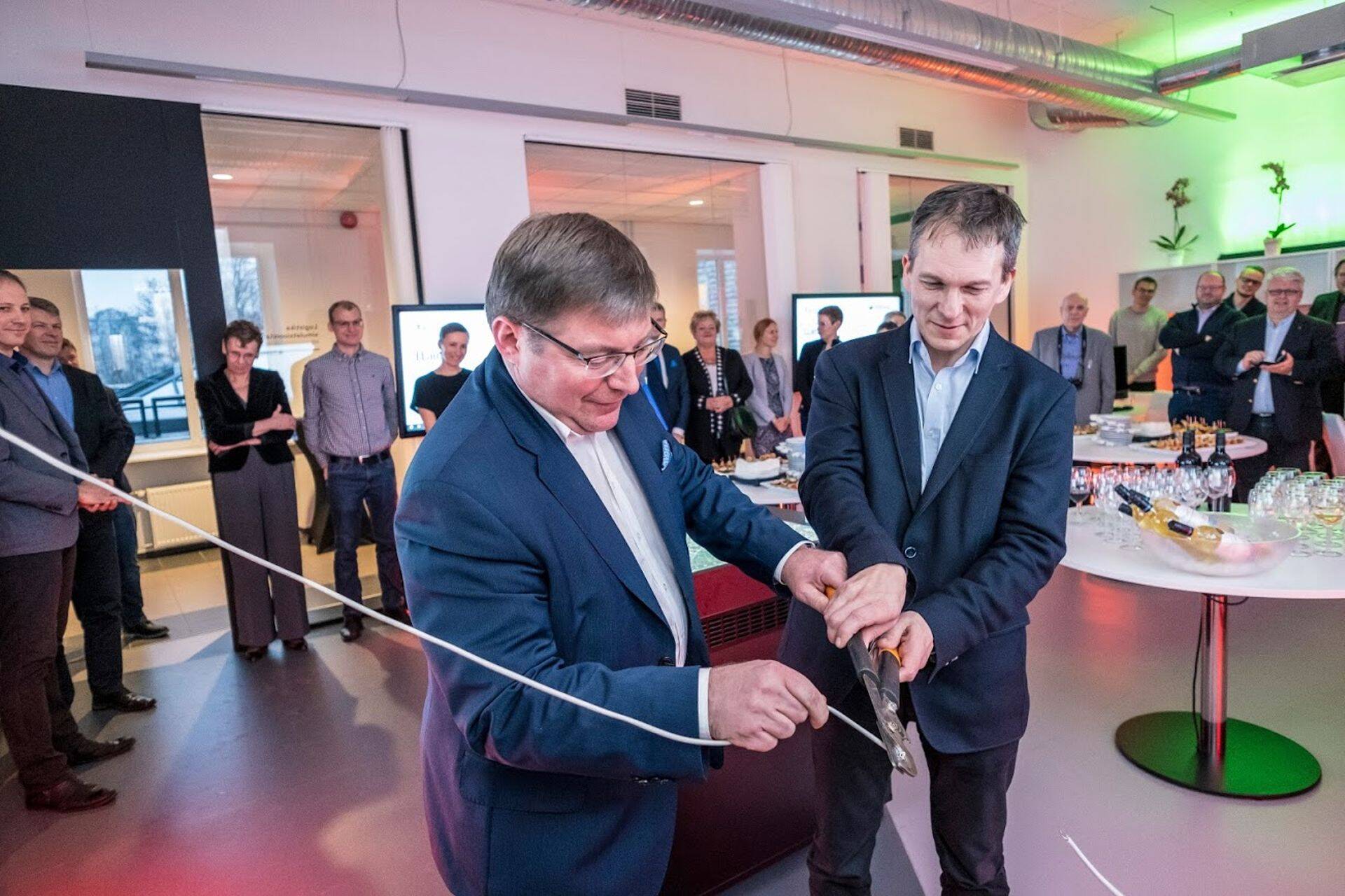 Digilabori avasid pidulikult PROLOGi juht Tõnis Hintsov ja ELEA juht Toomas Orutar.