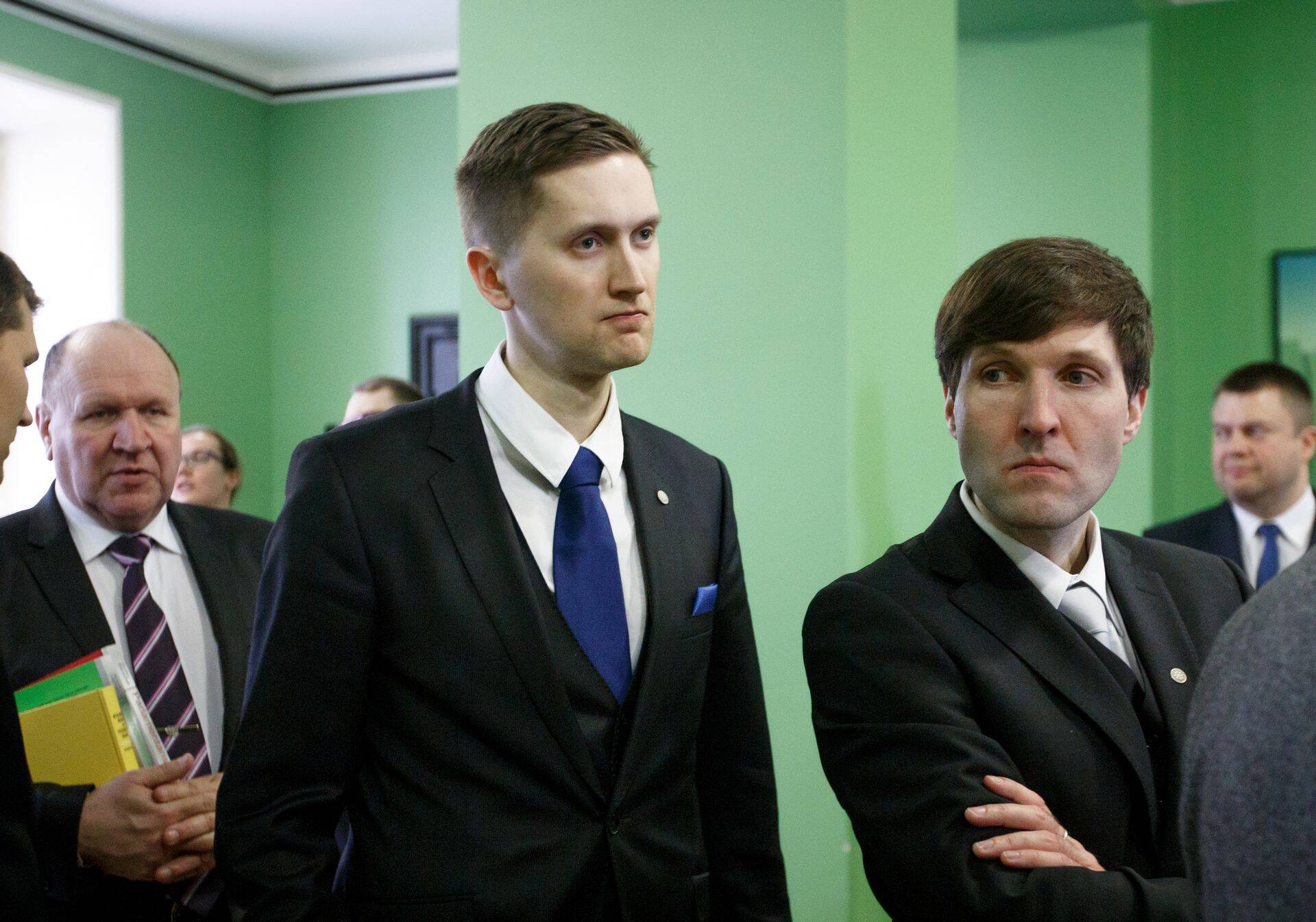 EKRE poliitikud Mart Helme (fotol vasakul) , Jaak Madison (keskel) ja Martin Helme (vasakul) Riigikogus.