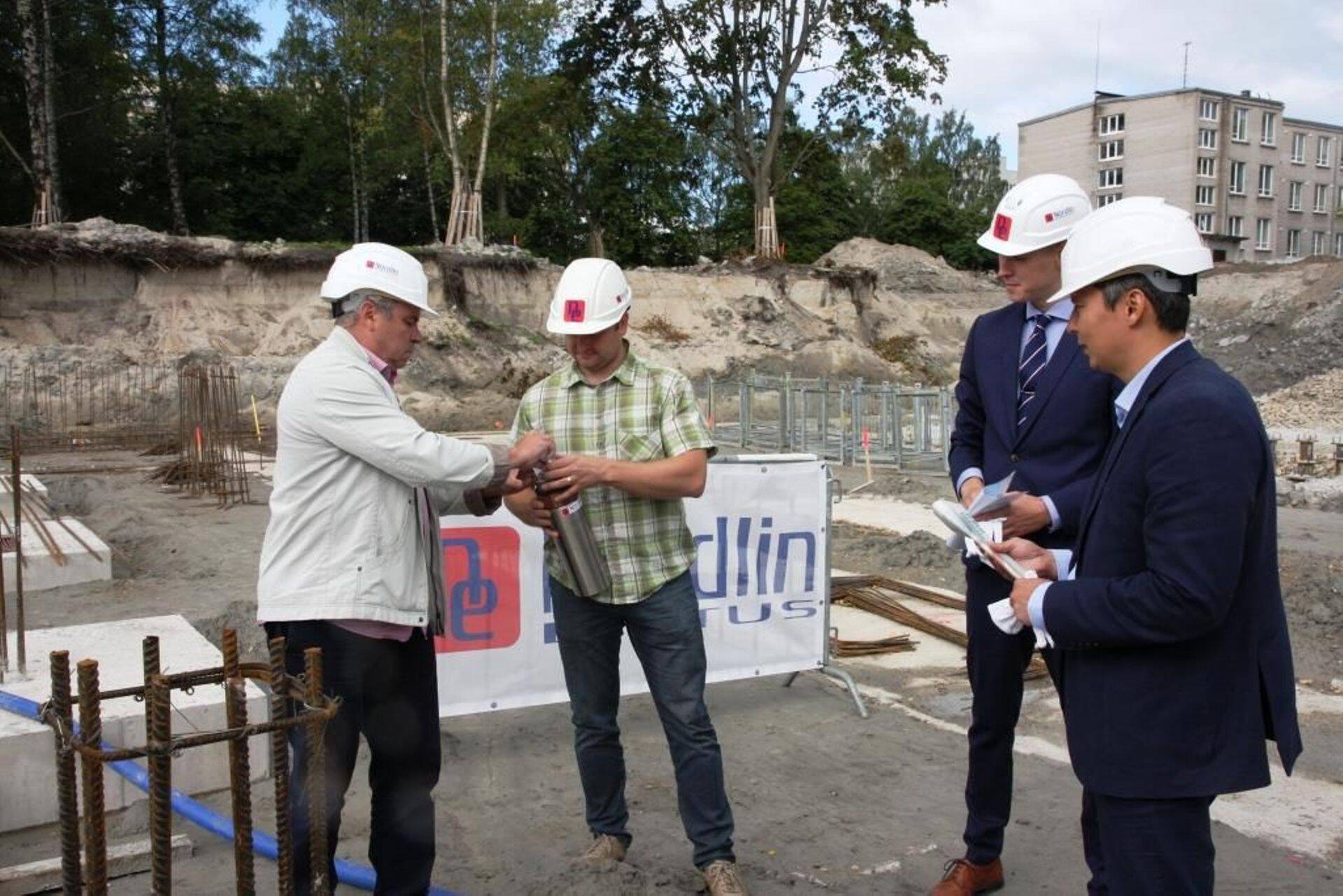 allinna abilinnapea Mihhail Kõlvart, Põhja-Tallinna vanem Raimond Kaljulaid, spordi- ja Noorsooameti juhataja Rein Ilves ning projekteerijad ja ehitajad nurgakiviüritusel.