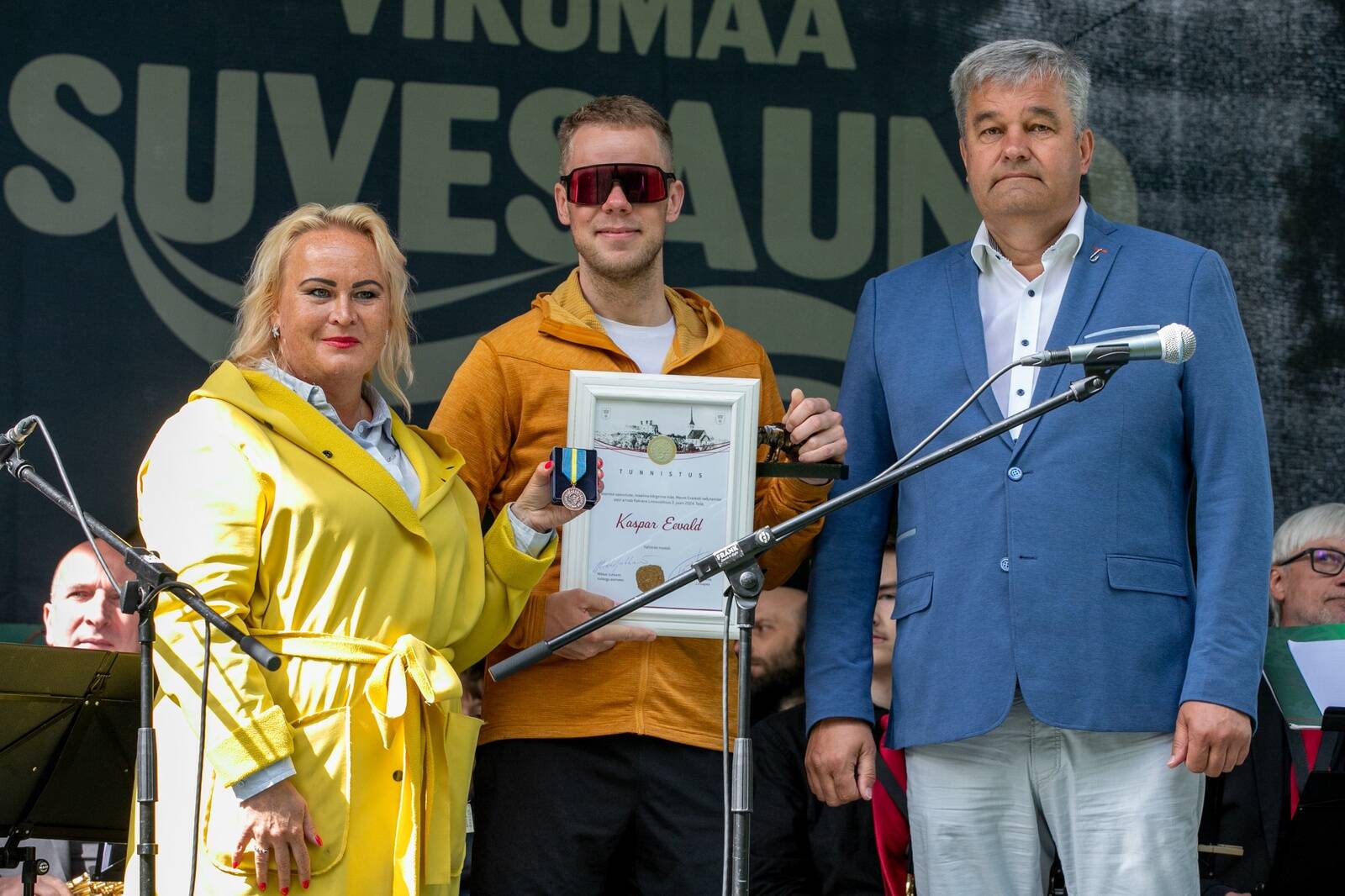 Rakvere linnapea Triin Varek ja linnavolikogu esimees Mihkel Juhkami tunnustasid alpinist Kaspar Eevaldit linna aumärgiga.
