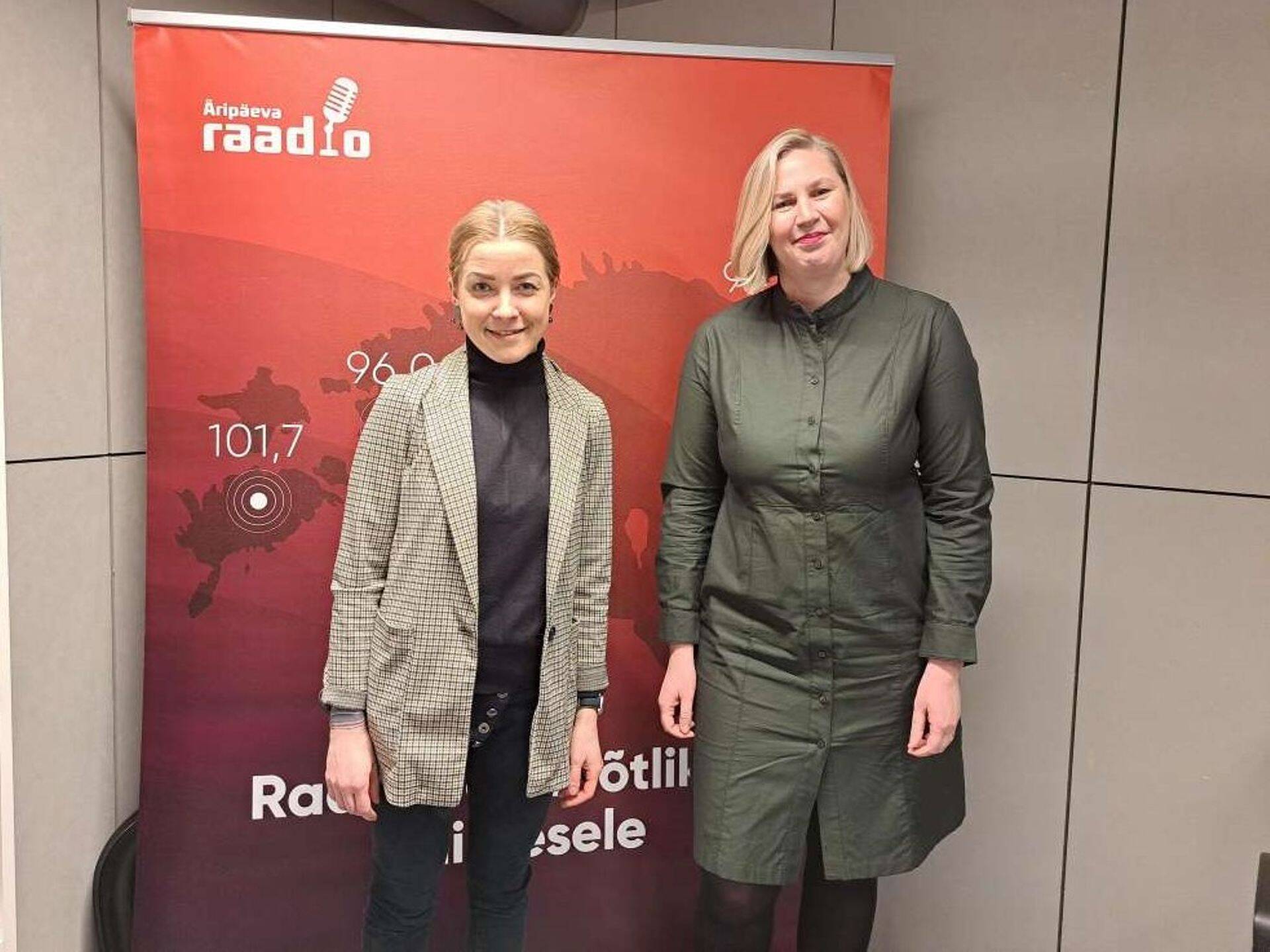 Tartu Jaan Poska nimelise gümnaasiumi direktor Mari Roostik ja kolmandat aastat järjest mentorina tegutsev Telia müügi- ja teenindusüksuse juht Katre Liiberg.