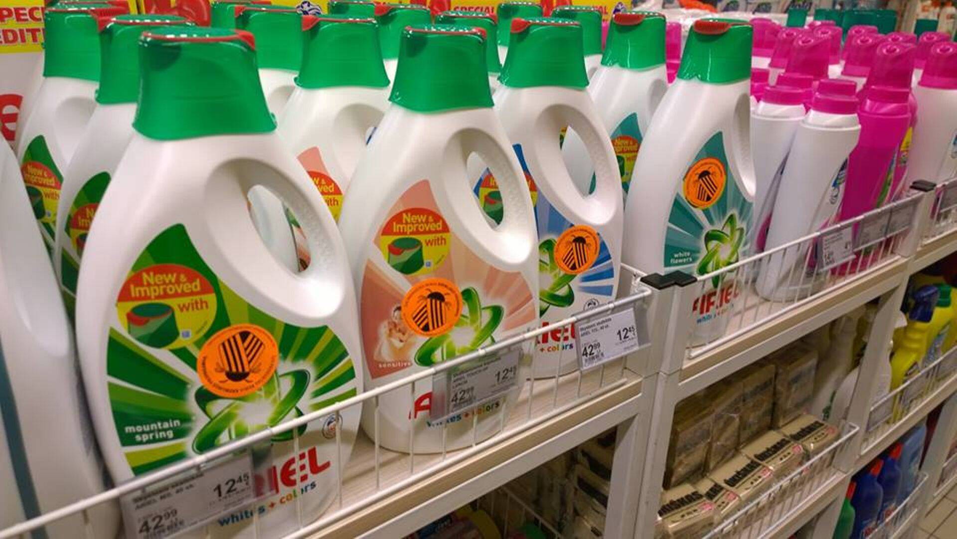 Наклейки с колорадским жуком на товарах, рекламируемых по российскому ТВ