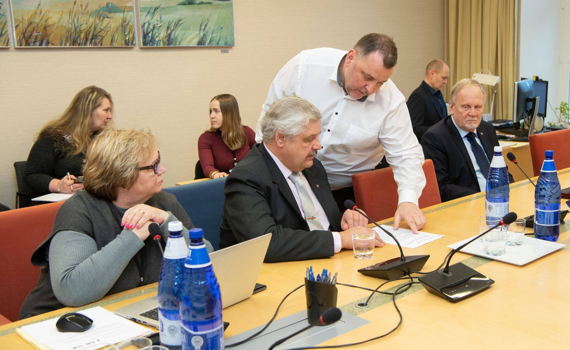 Riigikogu majanduskomisjon arutamas 5G võrkude turvalisust, fotol Kai Rimmel, Riho Breivel, Sven Sester ja Kalev Kallo.