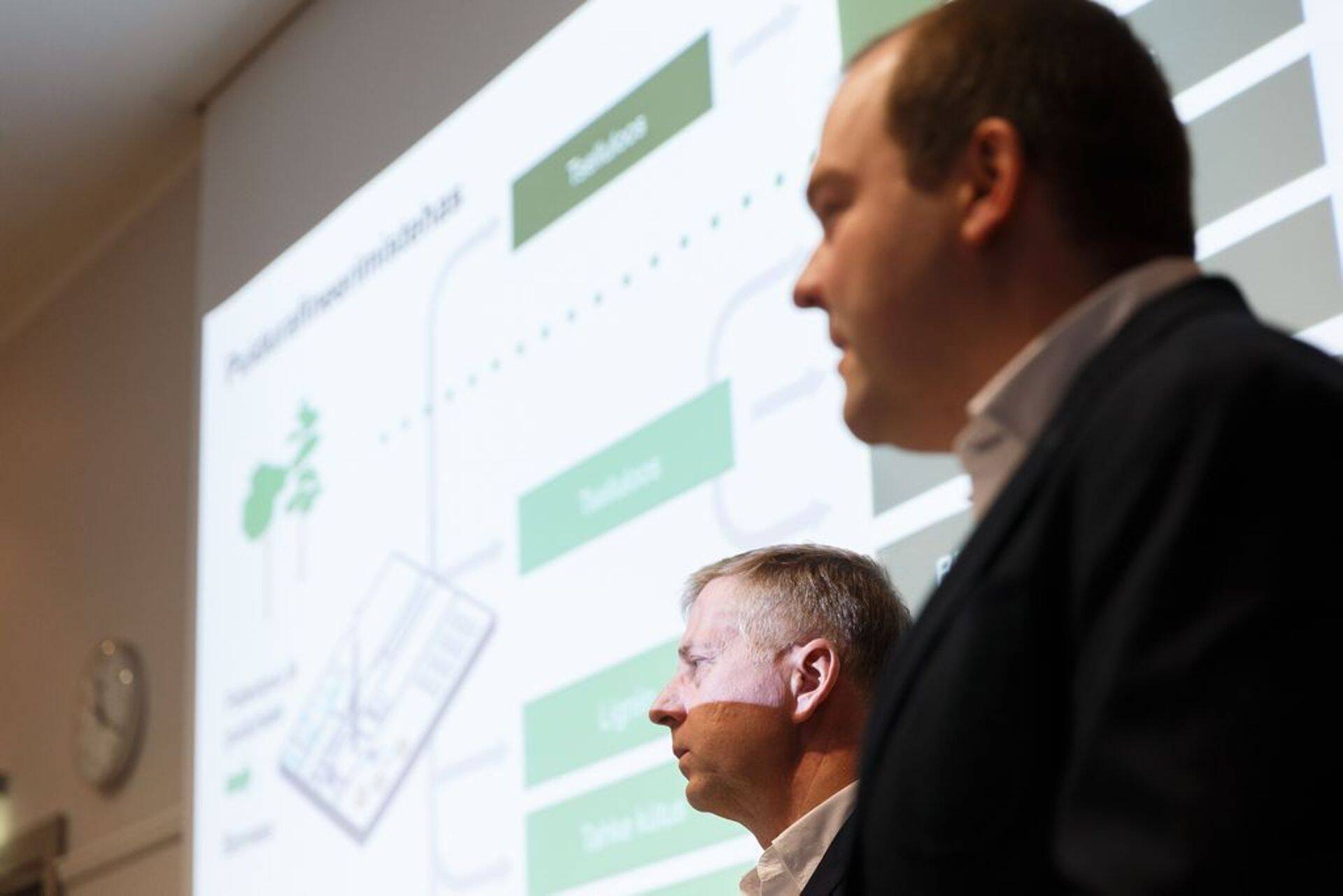 Est-For Investi juhid Margus Kohava (vasakul) ja Aadu Polli tutvustamas investeeringuplaani.