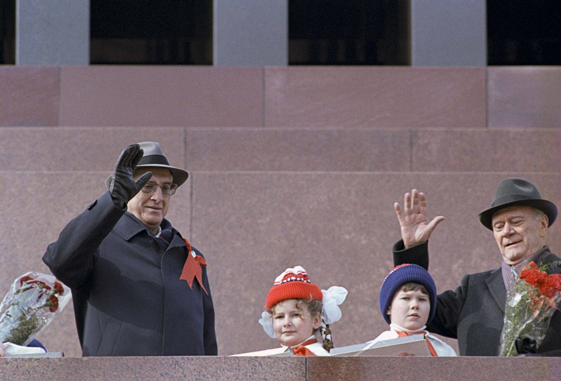 Kunagine KGB juht Juri Andropov (vasakul) pidas NSV Liidule kasulikuks osade juutide emigreerumist.