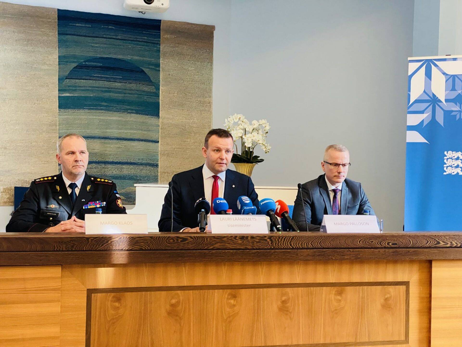 Margo Klaos (vasakul) saab ilmselt päästeameti juhiks ning Margo Palloson (paremal) ilmselt kapo peadirektoriks. Keskel siseminister Lauri Läänemets.