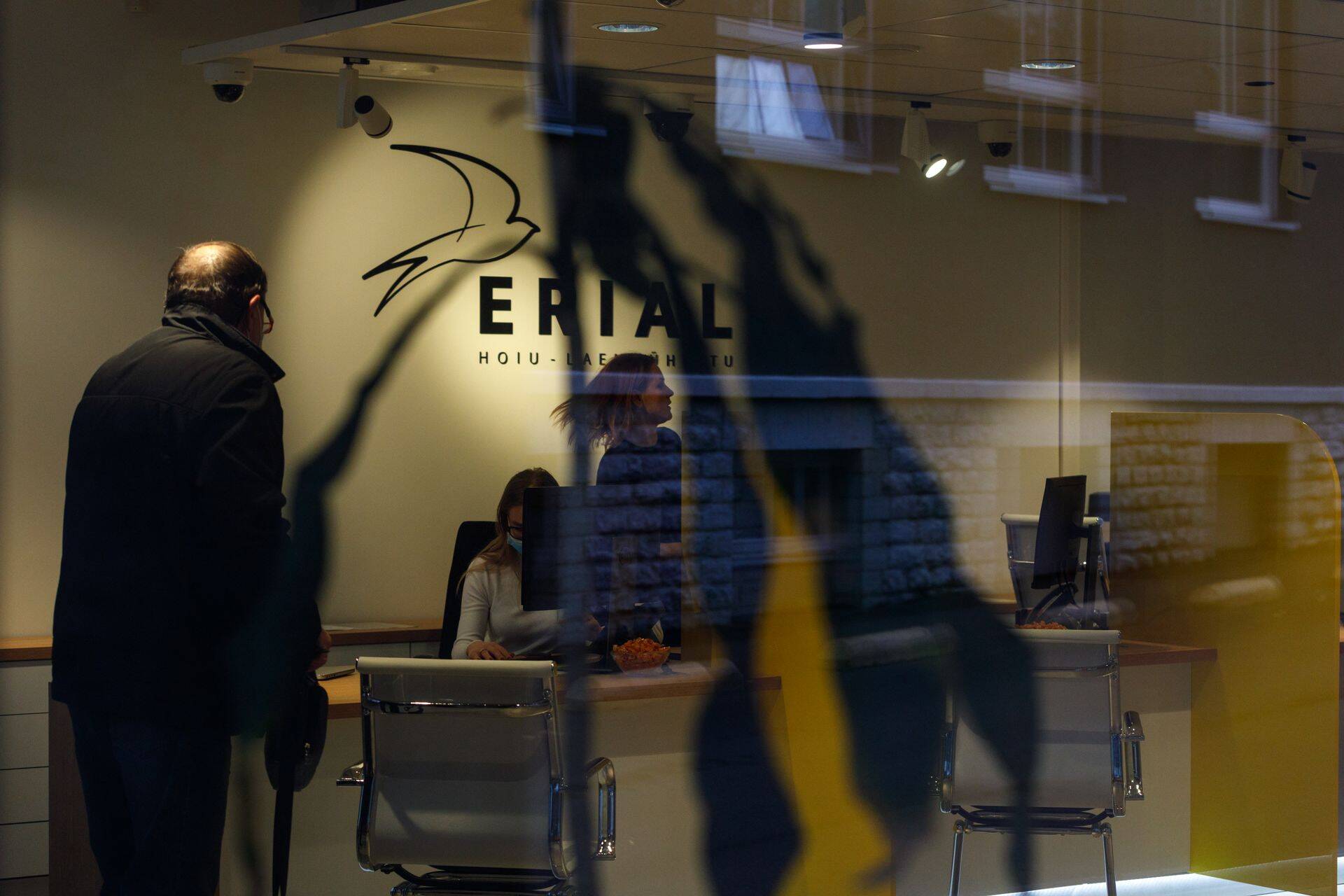 Teisipäeval peeti kinni kolm hoiu-laenuühistuga ERIAL seotud inimest, keda kahtlustatakse investeerimiskelmuses ja omastamises. ERIALi asutajat Ilya Dyagelevit kahtlustatakse ka politsei- ja piirivalveameti sisekontrollibüroo töötajale altkäemaksu andmises.