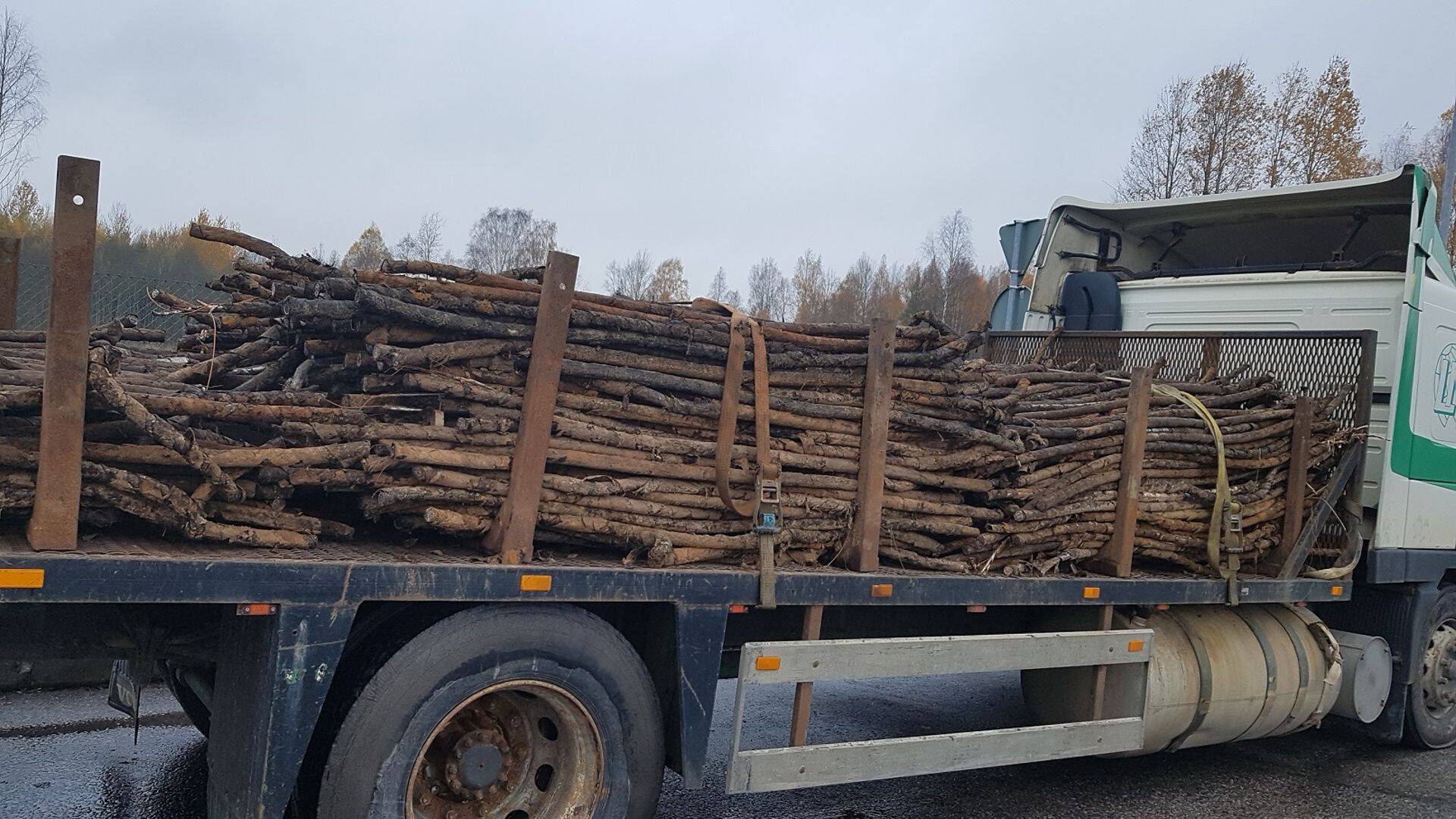 Ülesvõetud vaskkaabel veokile laotuna.