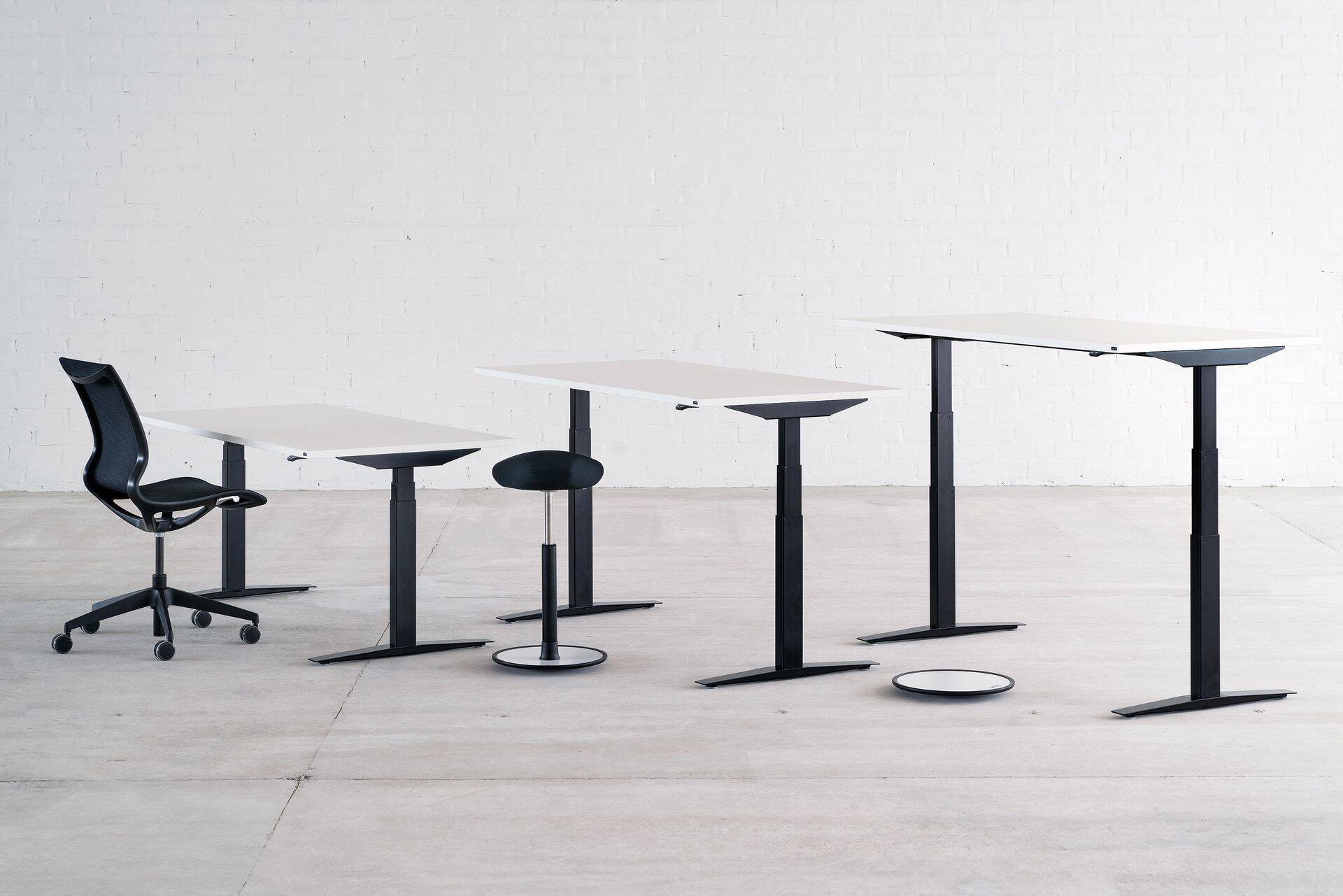 В зависимости от модели, высоту стола можно регулировать в пределах 63–128 см и 73–138 см.