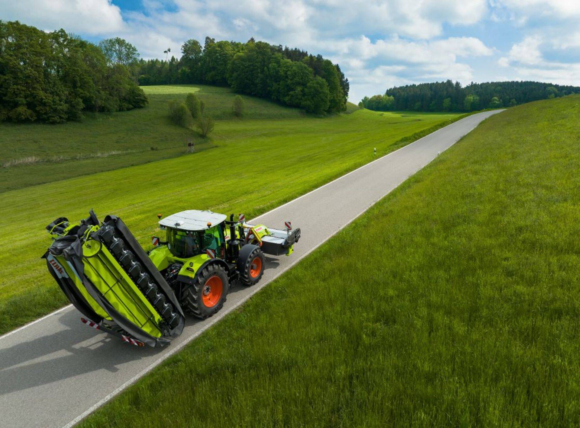 Tänu vektorklappimisele sõidab isegi muljet avaldava töölaiusega DISCO 1010 ohutult ja eelkõige seaduslikult nii maanteel kui ka kitsal rajal.