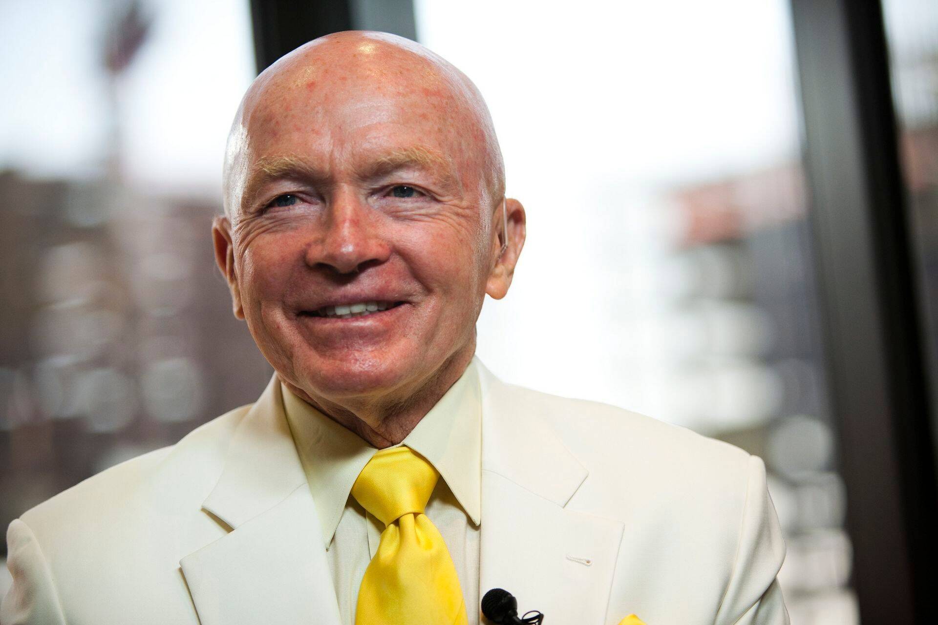 Arenevate turgude guru Mark Mobius soovitab osta tooraineid.
