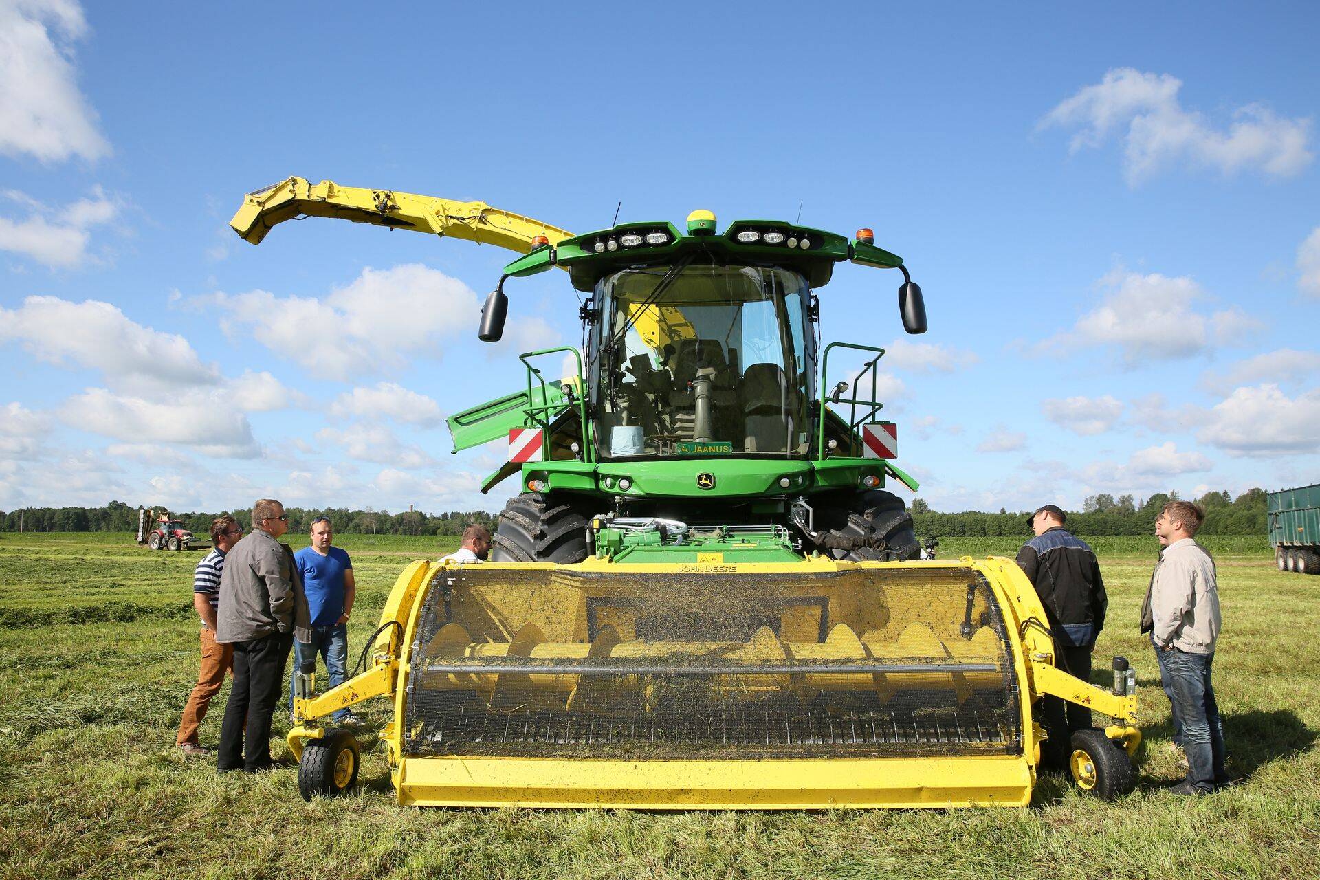 Silotegu uue John Deere hekseldiga