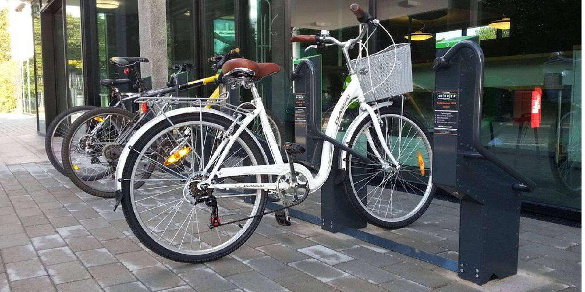 Bikeepi tehtud rattaparkla Ülemiste keskuse juures.