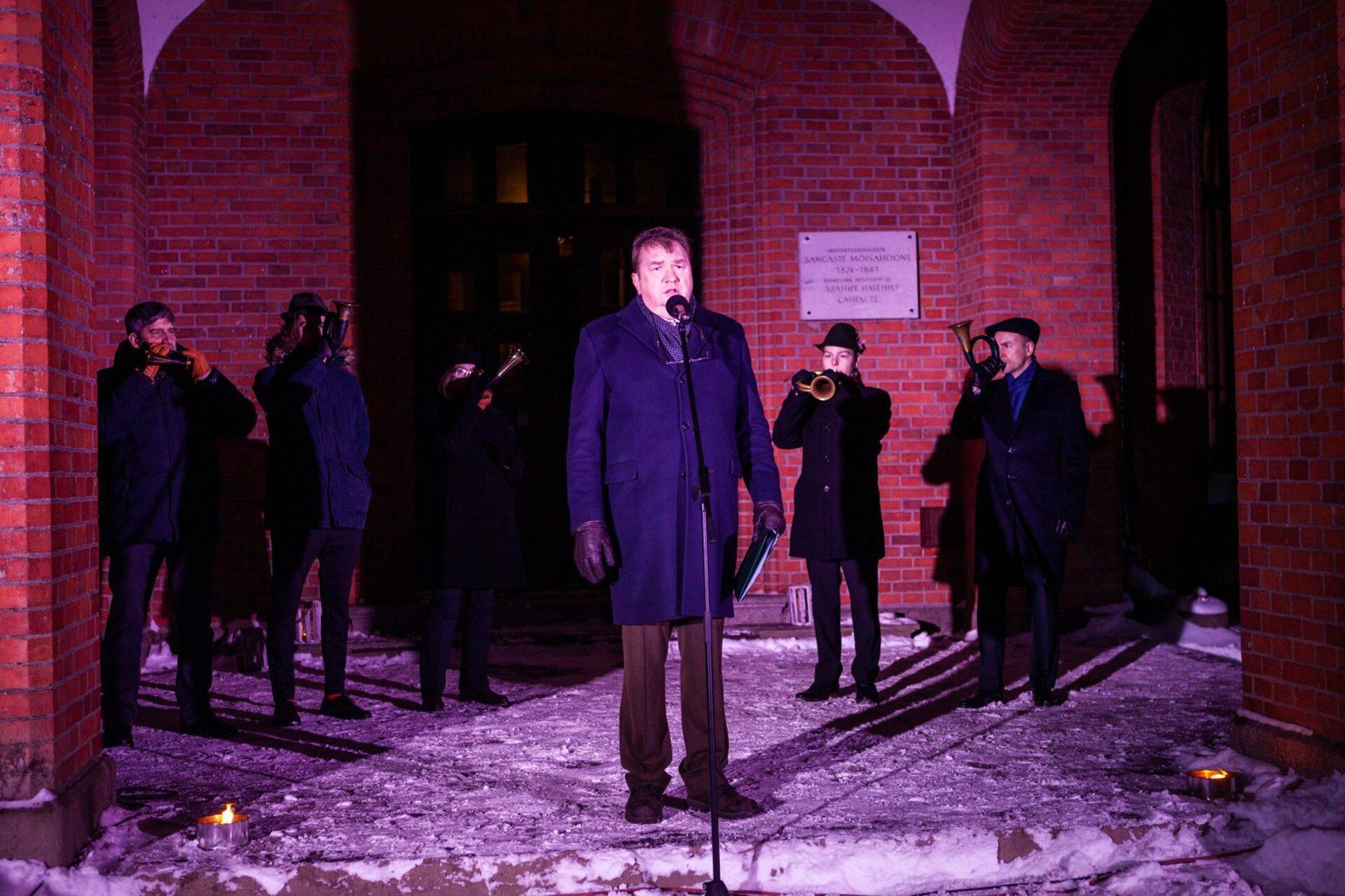 Jahirahu kuulutab välja EJS-i president Margus Puust (pilt eelmise aasta jahirahu väljakuulutamiselt Sangaste lossi ees).
