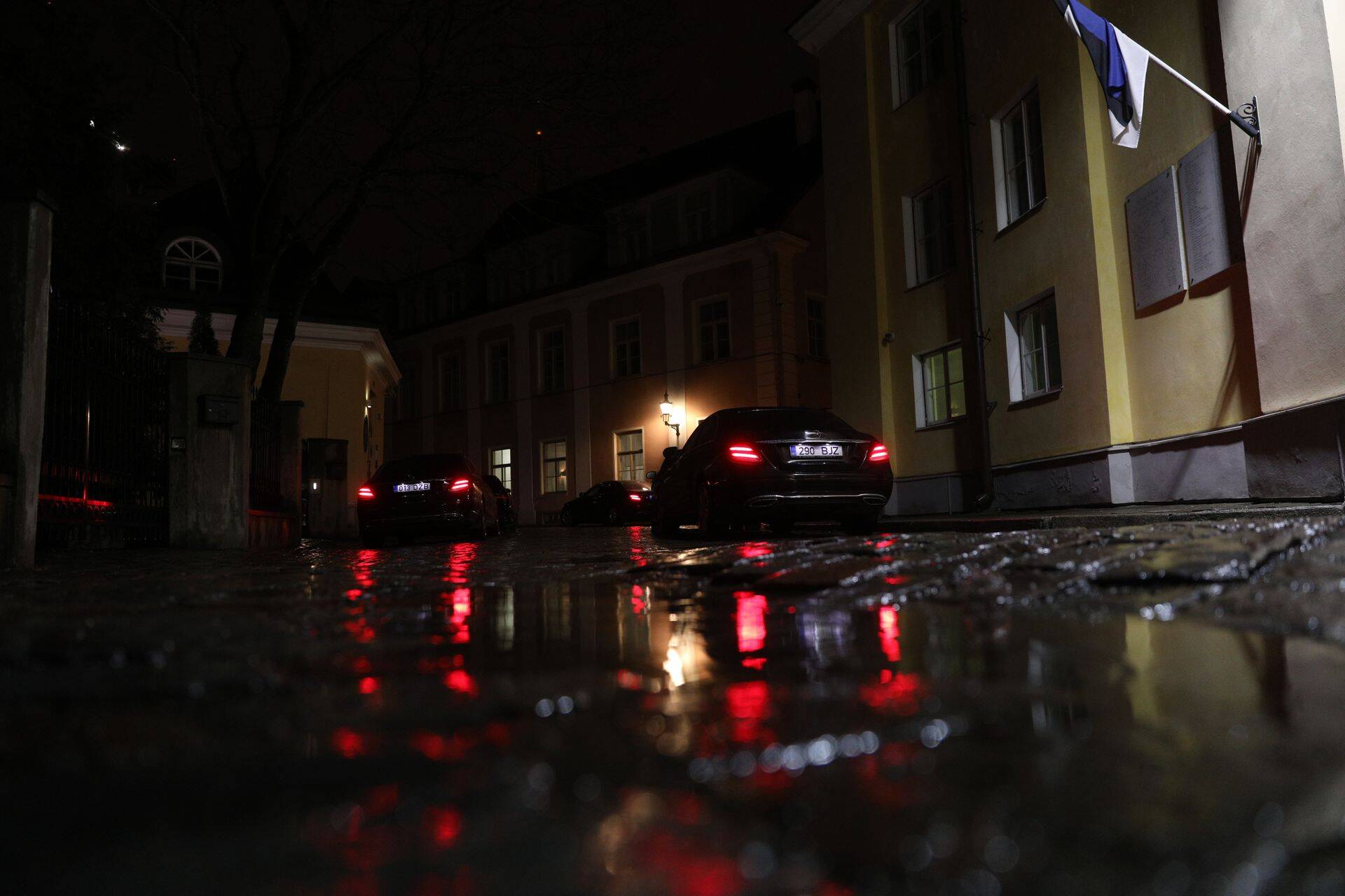 Stenbocki maja ümbrus täna õhtul.