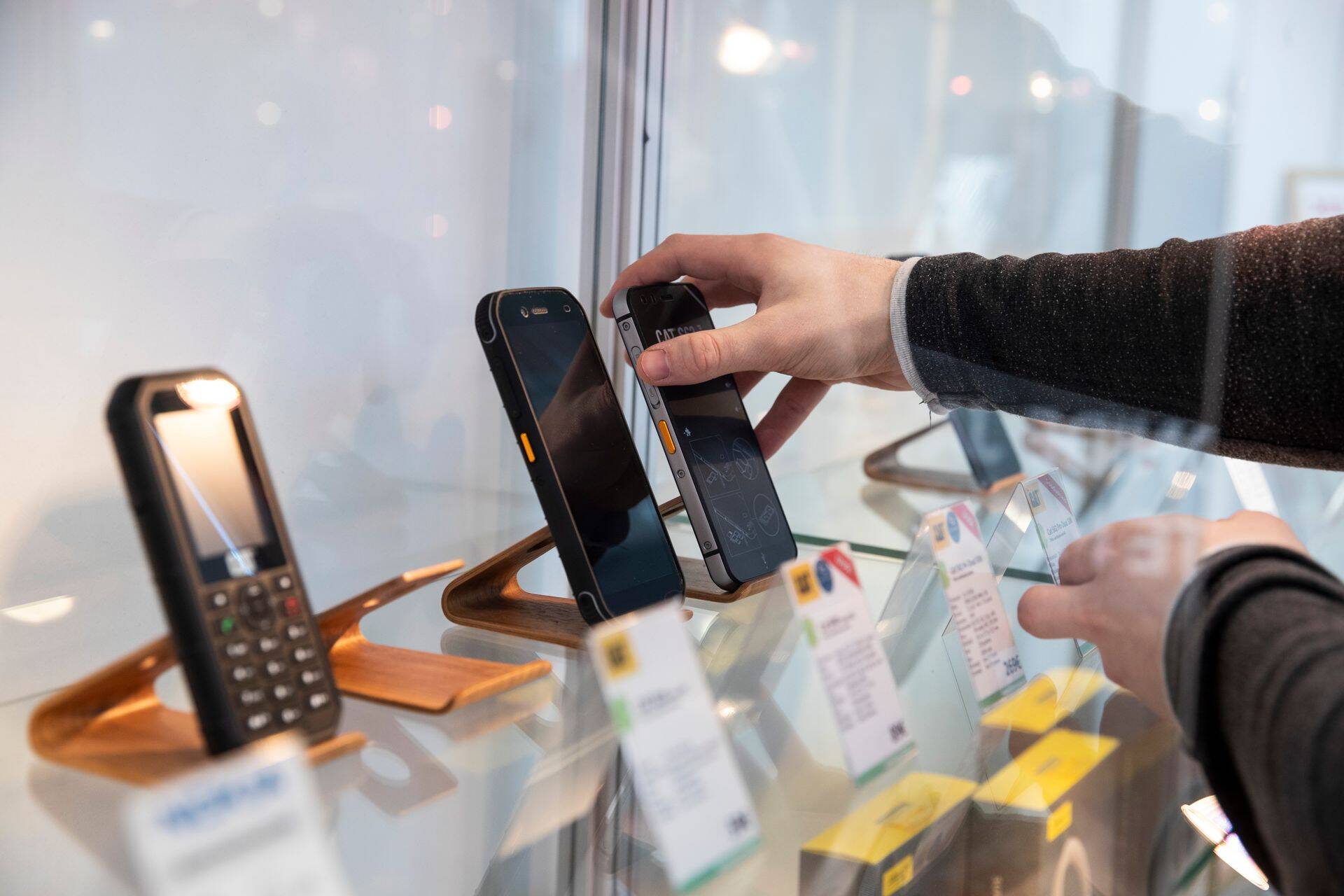 Kännukas elektroonikapoe lett.