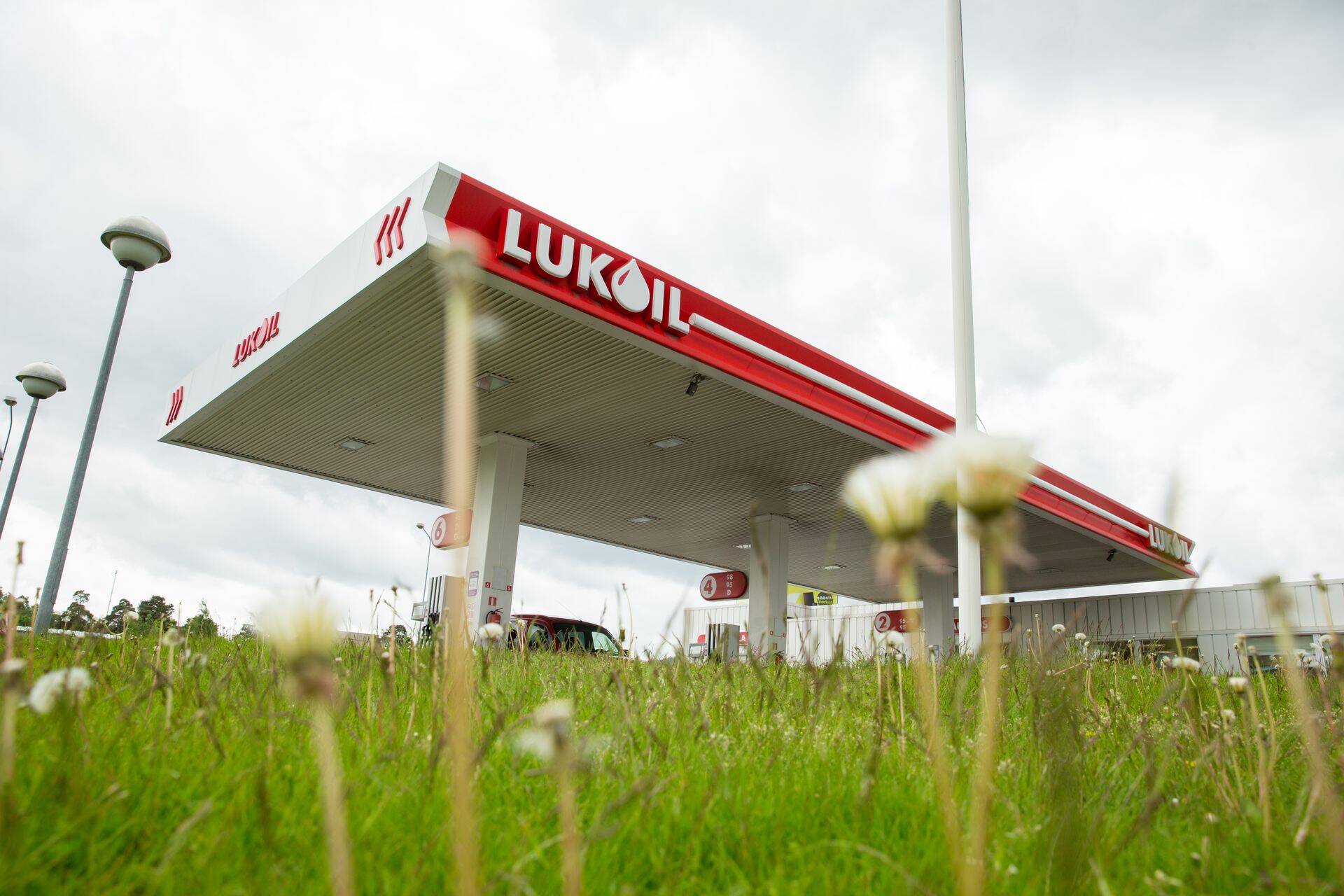 Börsid tõusevad, kuid mitte nii palju kui nafta: Venemaa ja Saudi Araabia diil tõstis toornafta barreli hinda 2,5%. Pildil Vene kütusefirma Lukoili tankla.