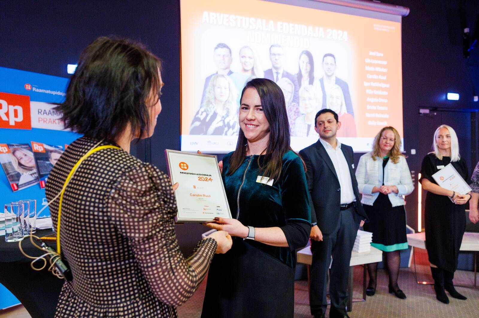 Raamatupidaja.ee ärijuht Mare Timian annab üle II koha aukirja