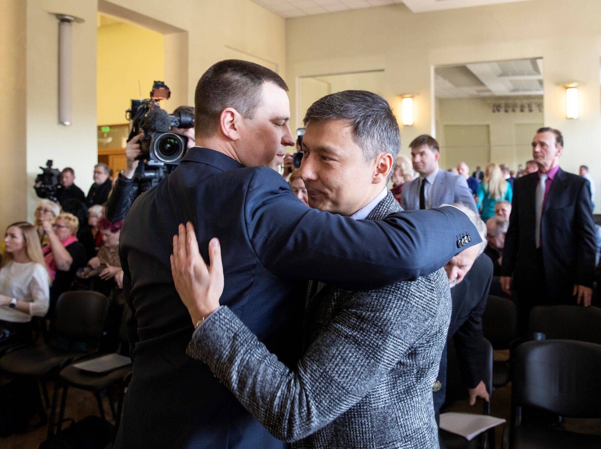 Jüri Ratas ja Mihhail Kõlvart Keskerakonna volikogus, kus kinnitati koalitsioonileping ning ministrikandidaadid.