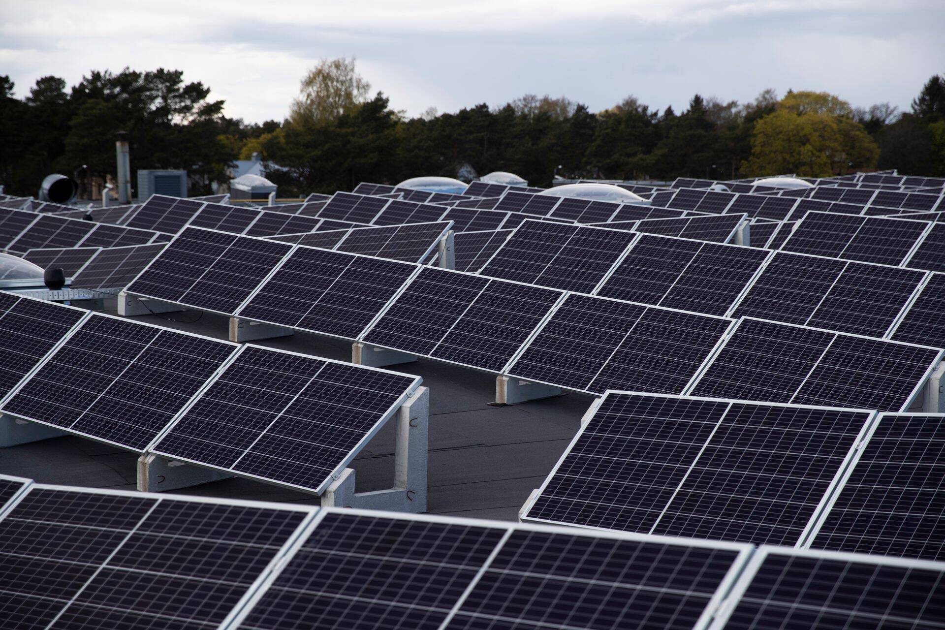 Päikesepaneelid võimaldavad toota 100% puhast energiat, hoida kokku elektrikuludelt ning kasvatada kinnisvara väärtust.