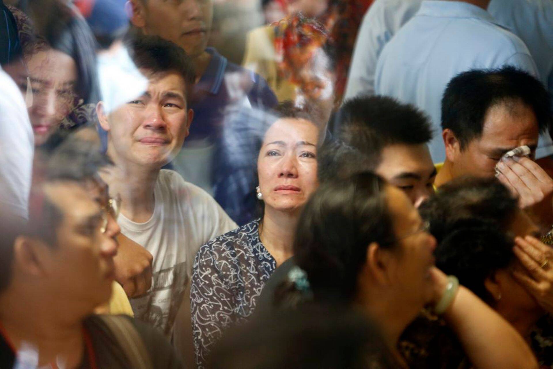 Kadunud lennuki pardal olnute omaksed Surabaya lennujaamas.