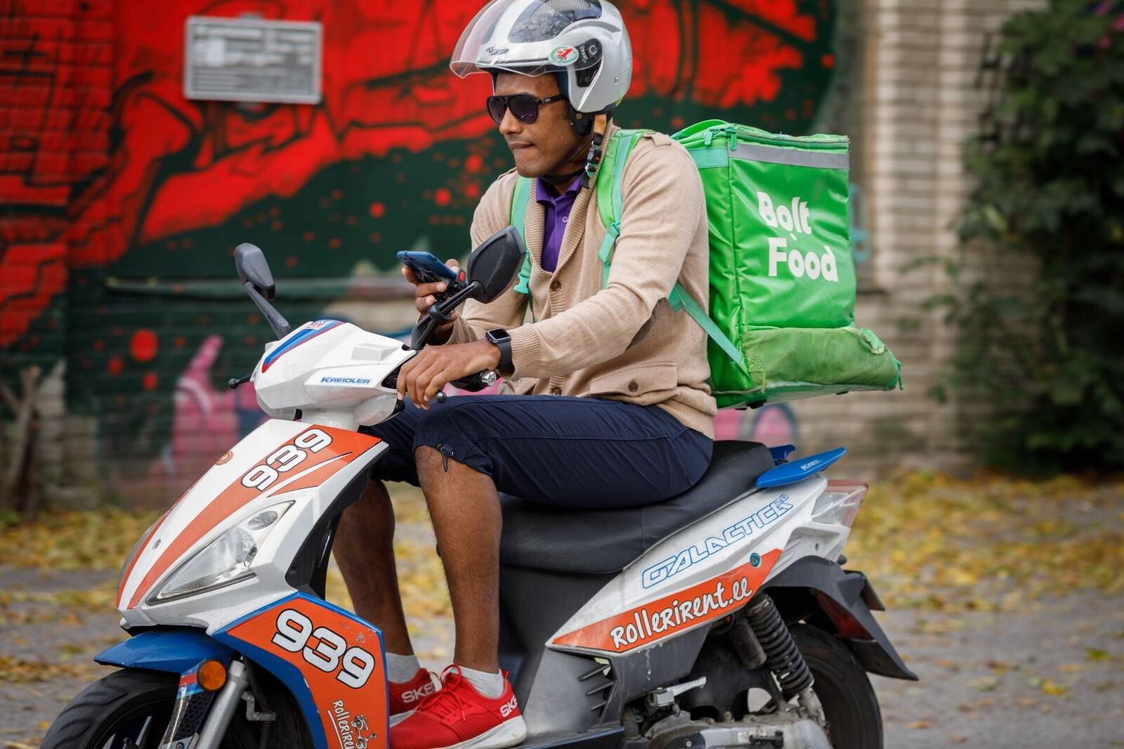 Работник Bolt доезжает до клиента значительно быстрее, чем политики принимали директиву, защищающую его права. Сторонники директивы усматривают в медлительности политиков спонсорское лобби.