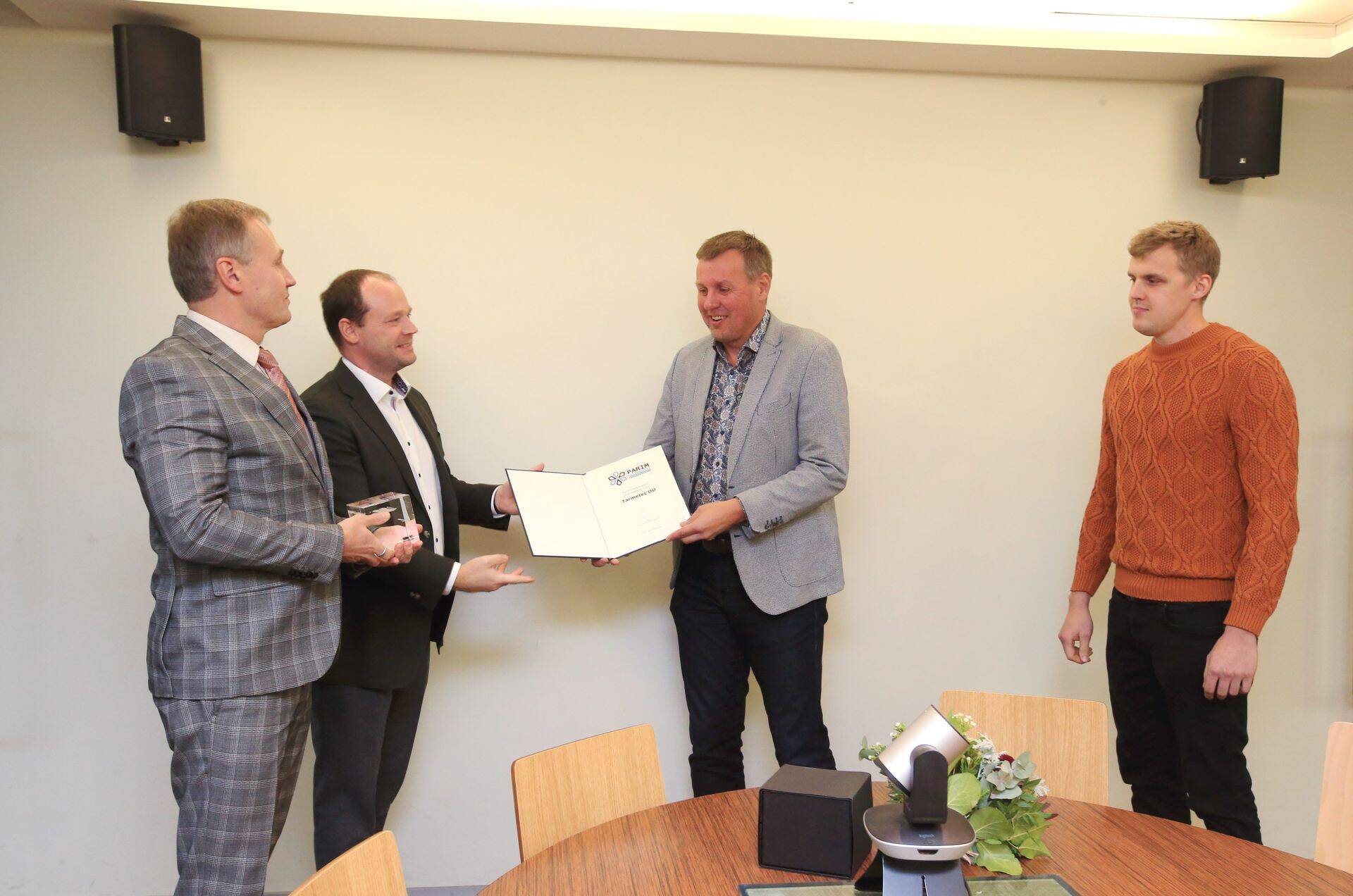 Haridusminister Tõnis Lukas (vasakult), Eesti Tööandjate Keskliidu tegevjuht Arto Aas, Tarmetec OÜ juhatuse esimees Toomas Lepp ja tehnoloogiaosakonna juht Karl Englas auhinna kätteandmisel.