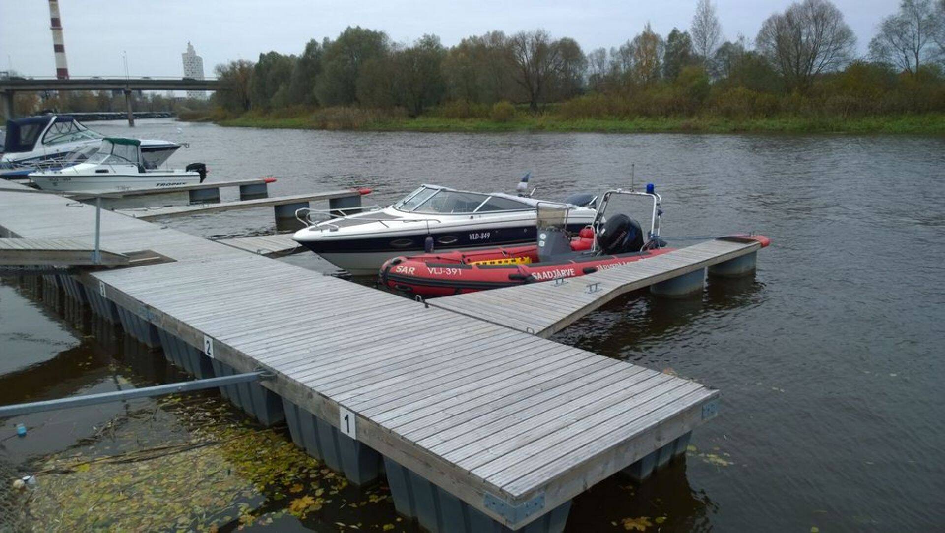 Saadjärve vabatahtliku järvepääste paat seisab tihtipeale Emajõel, kus toimuvad väikelaevajuhtide koolitused.