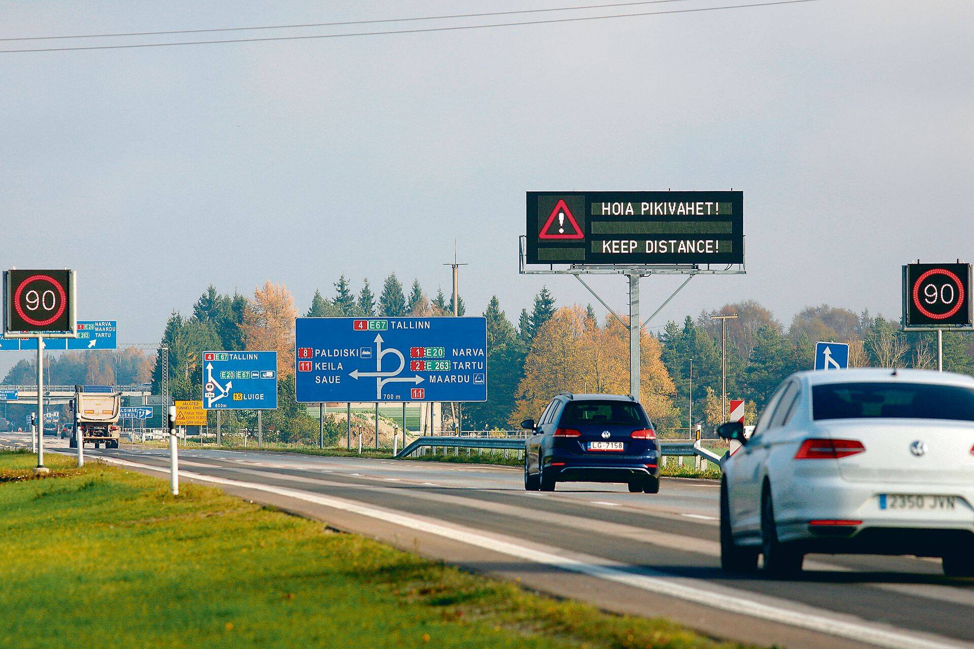 Отличительный признак «умных» дорог – наличие изменяемых дорожных знаков и электронных табло, информирующих водителей о ситуации на дороге.