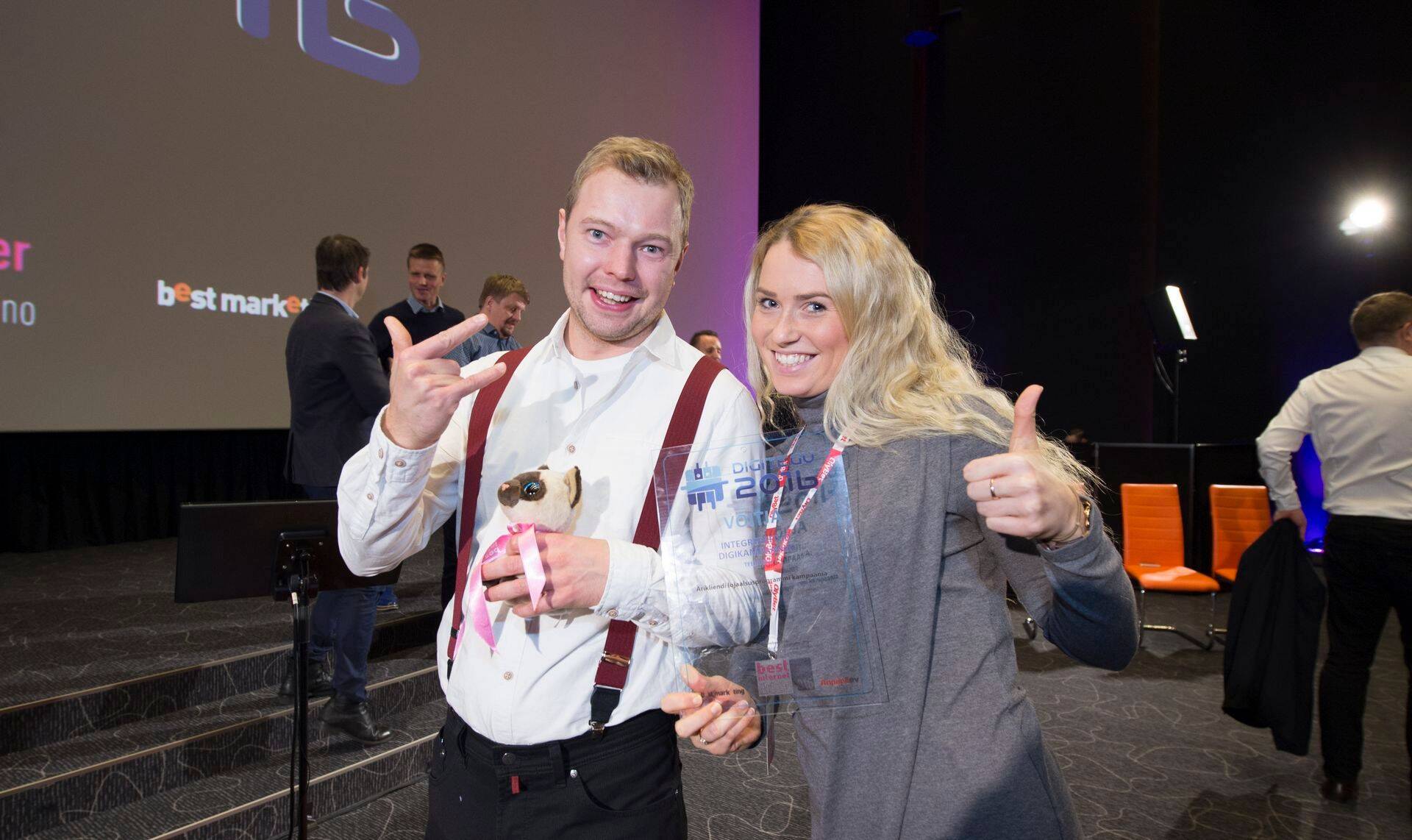 Telia esindajad rõõmustavad võidu puhul