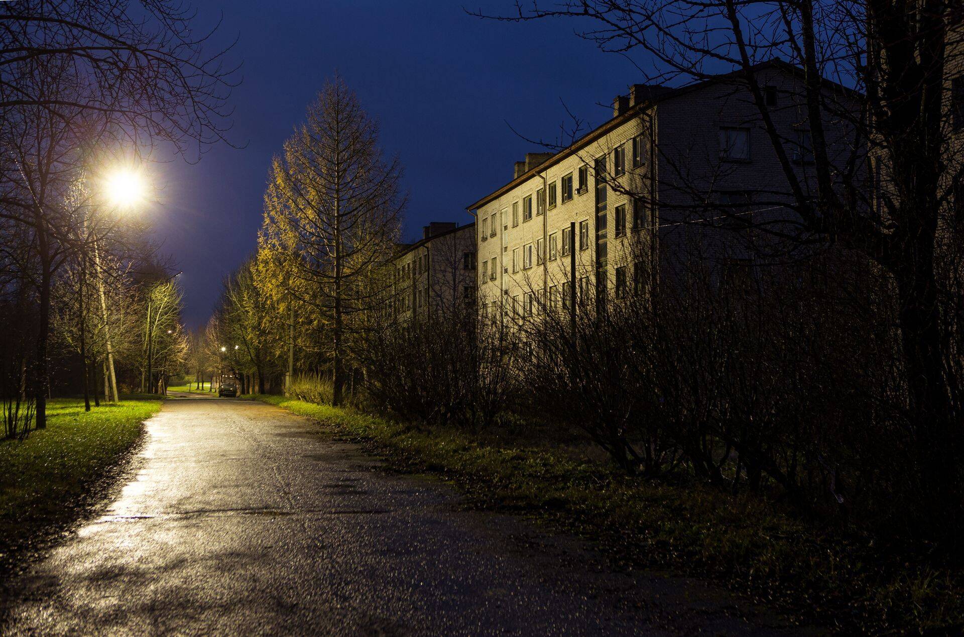 Kui teistesse Eesti maakondadesse on korteritehingute aktiivsus kohale jõudnud ja pakkumisi jääb järjest vähemaks, siis Ida-Virumaa kohta nii öelda ei saa. Kohtla-Järve näiteks kaotab kõvasti elanikke ja kortereid müügis palju.