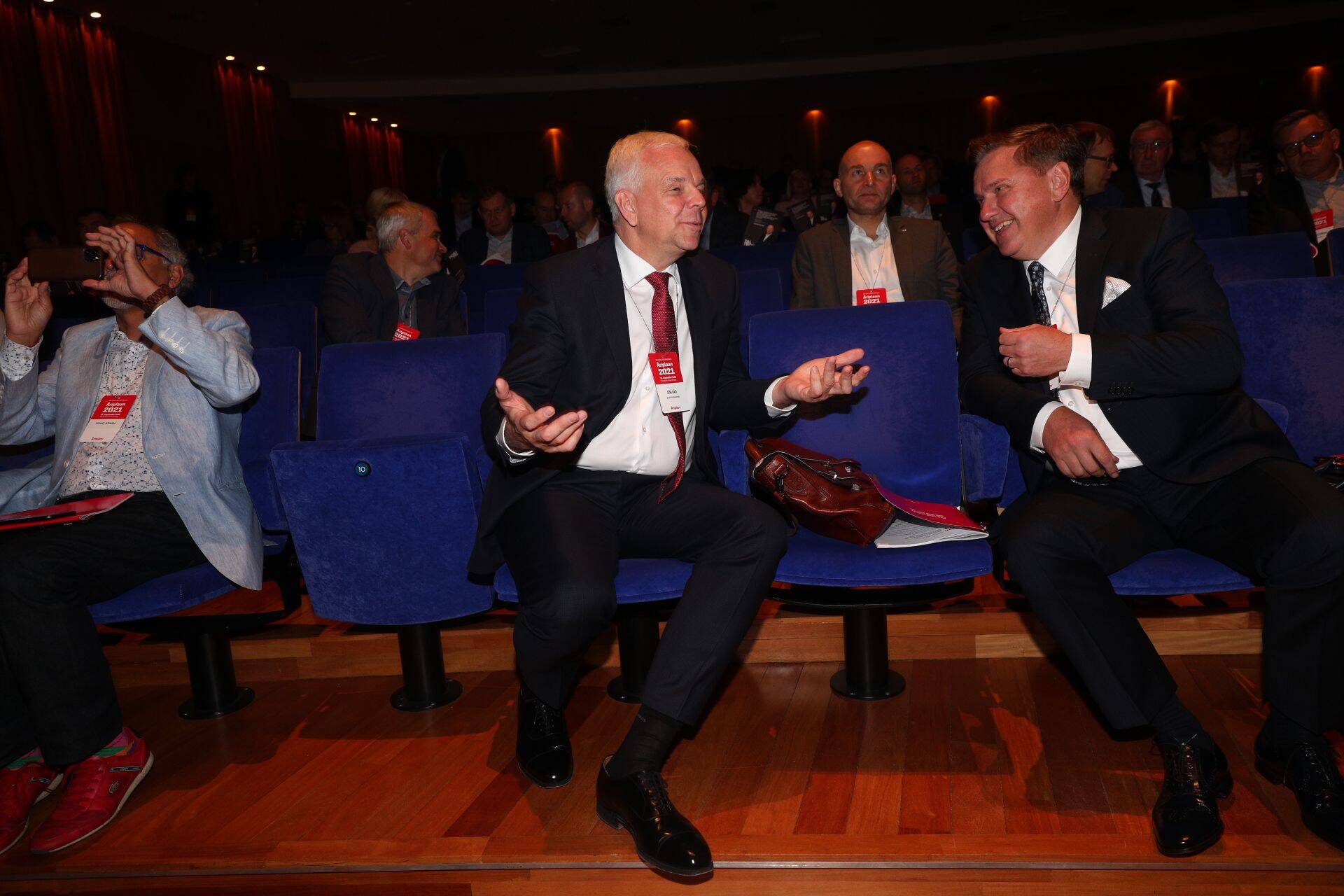 Ettevõtja Jüri Käo vestleb Äriplaani konverentsil Ain Hanschmidtiga.