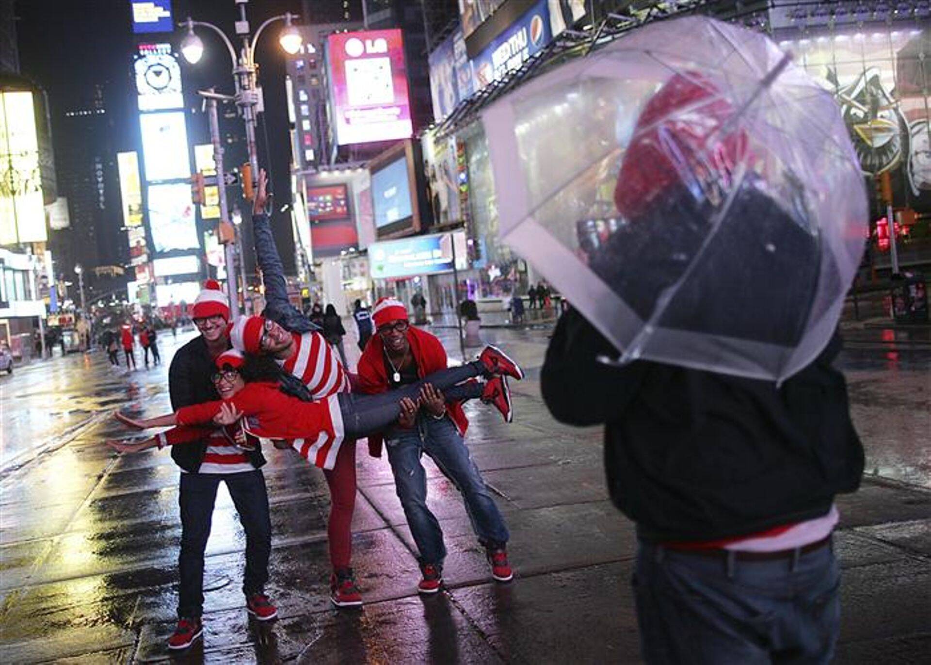 Prantsusmaa turistid poseerivad enne orkaani puhkemist peaaegu inimtühjal Times Square`il New Yorgis.