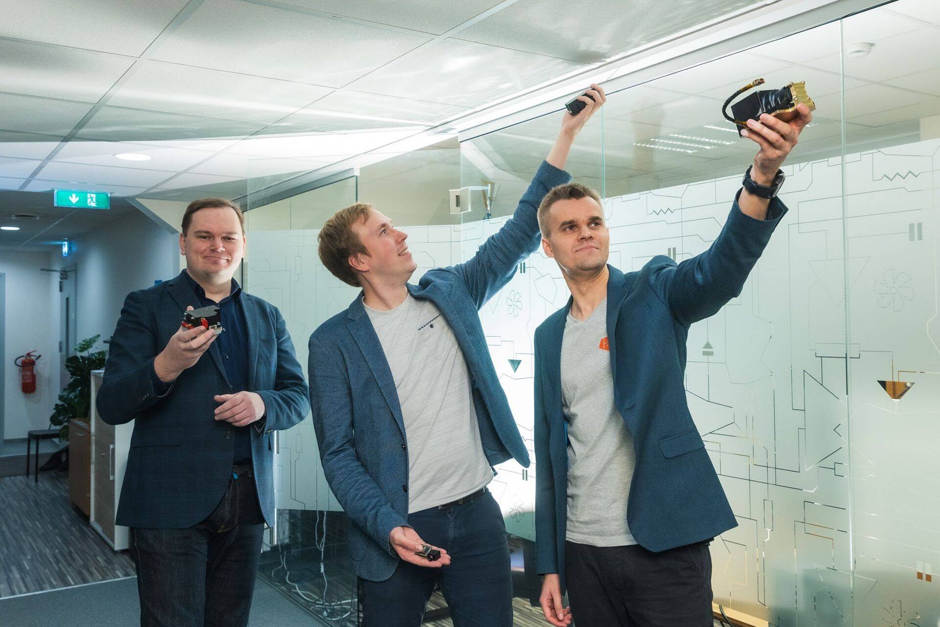 Mihkel Pajusalu (Tartu observatoorium), Jaan Viru (Crystalspace) ja Jaan Hendrik Murumets (Krakul) eelnevate kaameramudelitega, mis on aluseks Kuule saadetava kaamera arendamisel.