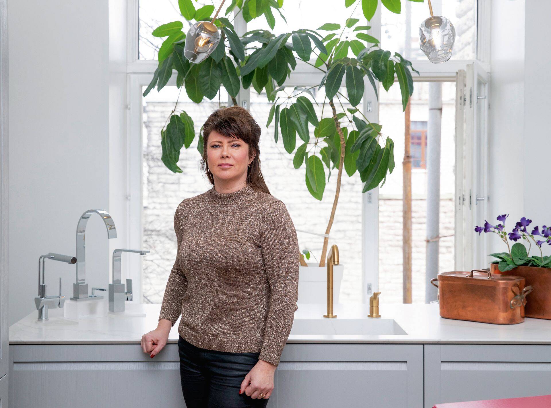 Ehkki Bibi armastab elada antiigi ja klassikalise mööbli keskel, meeldib talle neid miksida ka moodsate mööbliesemetega. Üdini minimalistlikkus kodusta end elamas ei kujuta.