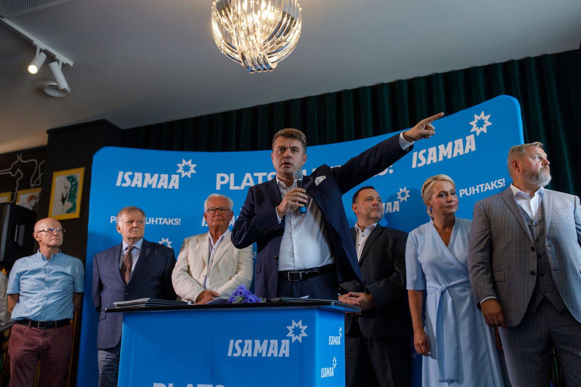 Урмас Рейнсалу (в центре).