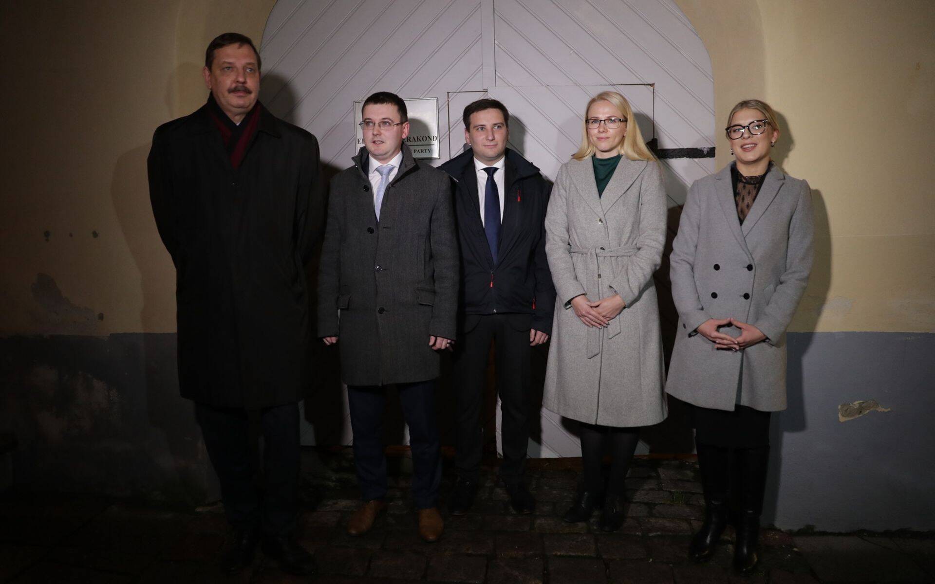 Мэр Таллинна Таави Аас (слева) и новые главы столичных районов: Яанус Рийбе, Владимир Свет, Алина Тубли и Грете Шиллис