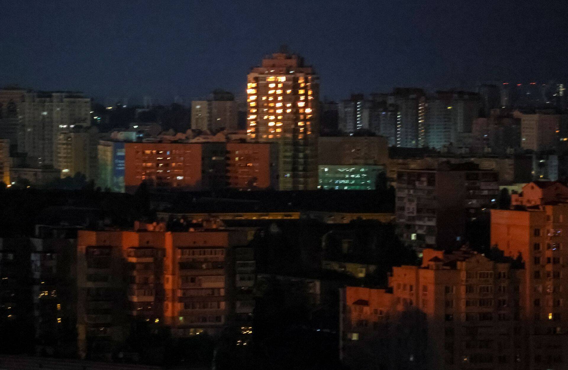 Зарево от российского беспилотника, взорвавшегося в небе над Киевом.