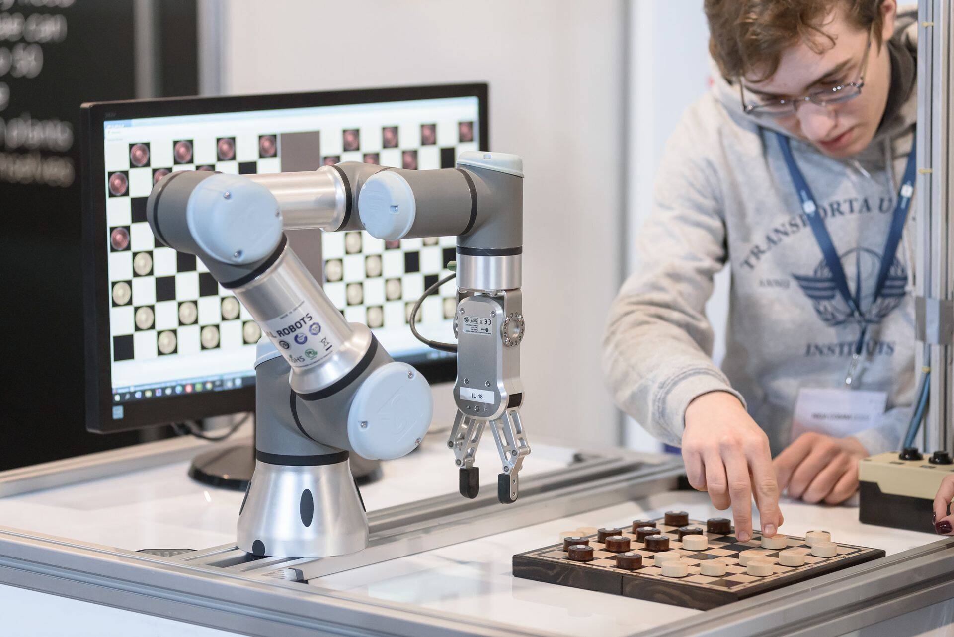 Robot ja inimene mängivad kabet.