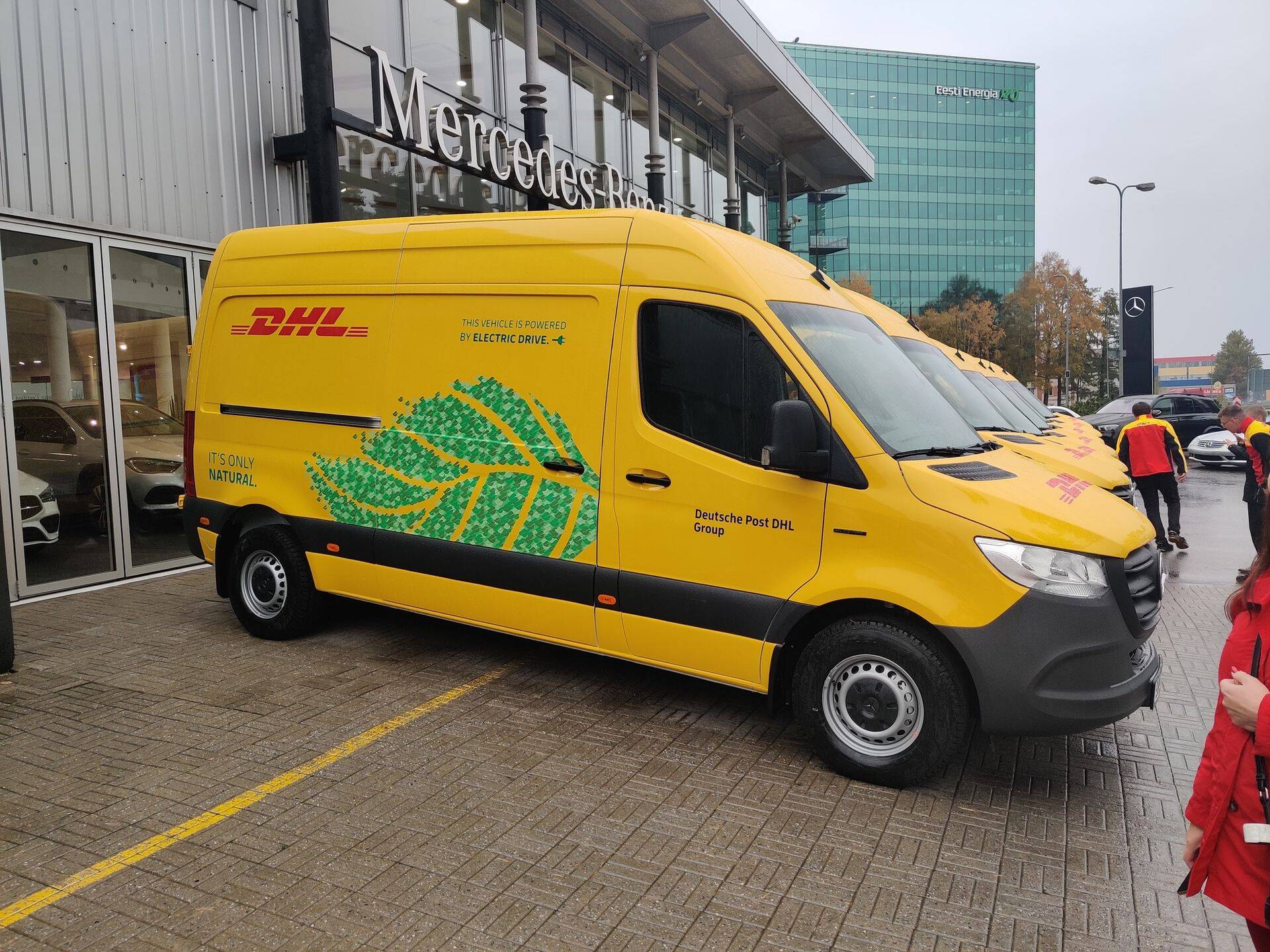 Aasta tagasi elektrikaubikud kasutusele võtnud DHL Expressis on palk suuremate kullerfirmade seas kõige enam tõusnud.