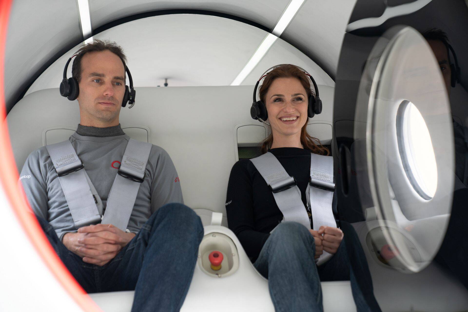 Virgin Hyperloopi juhid Josh Giegel ja Sara Luchian sõitid Hyperloopiga.