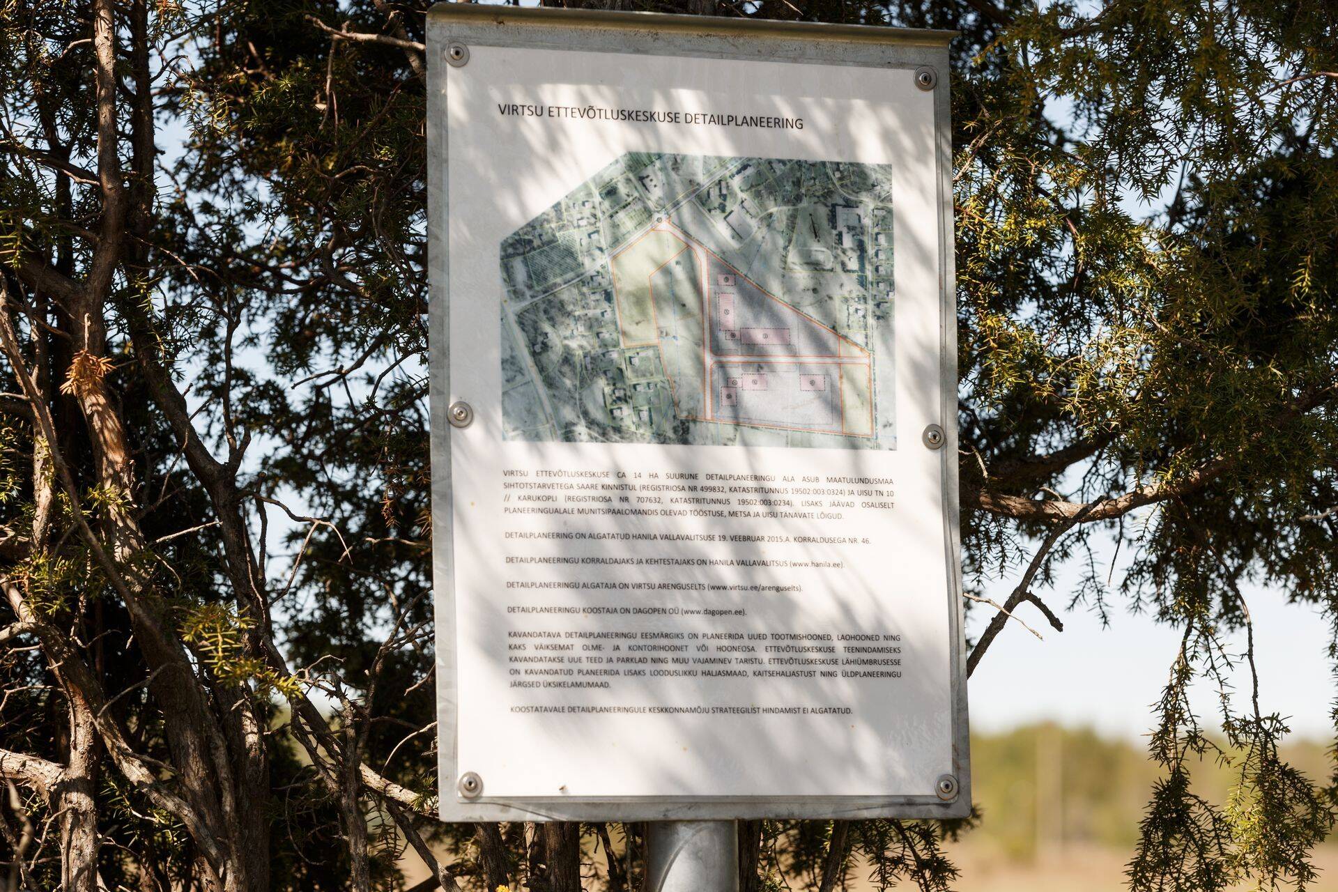 Ettevõtluskeskust tutvustav kaart puude vahelt piilumas
