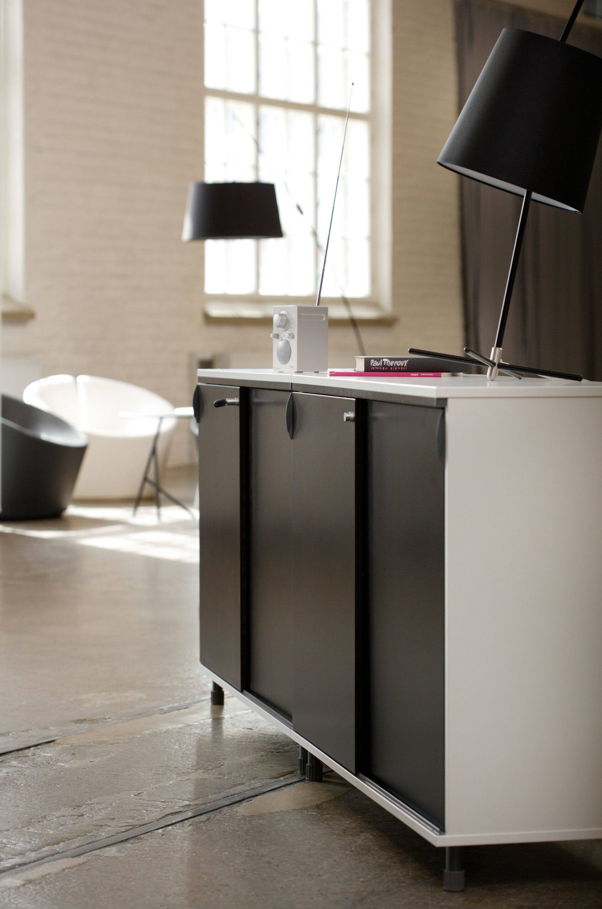 Шкаф Tendo с раздвижной дверью можно использовать для создания нового дизайна для домашнего и рабочего интерьера